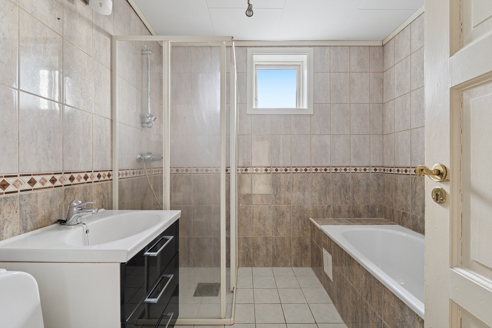 Dette er innredet med badekar, dusjnisje, nedfelt servant og toalett. Galleribilde