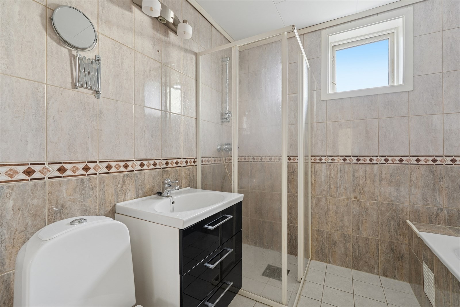 Opp i andre etasje finner vi boligens bad. Galleribilde