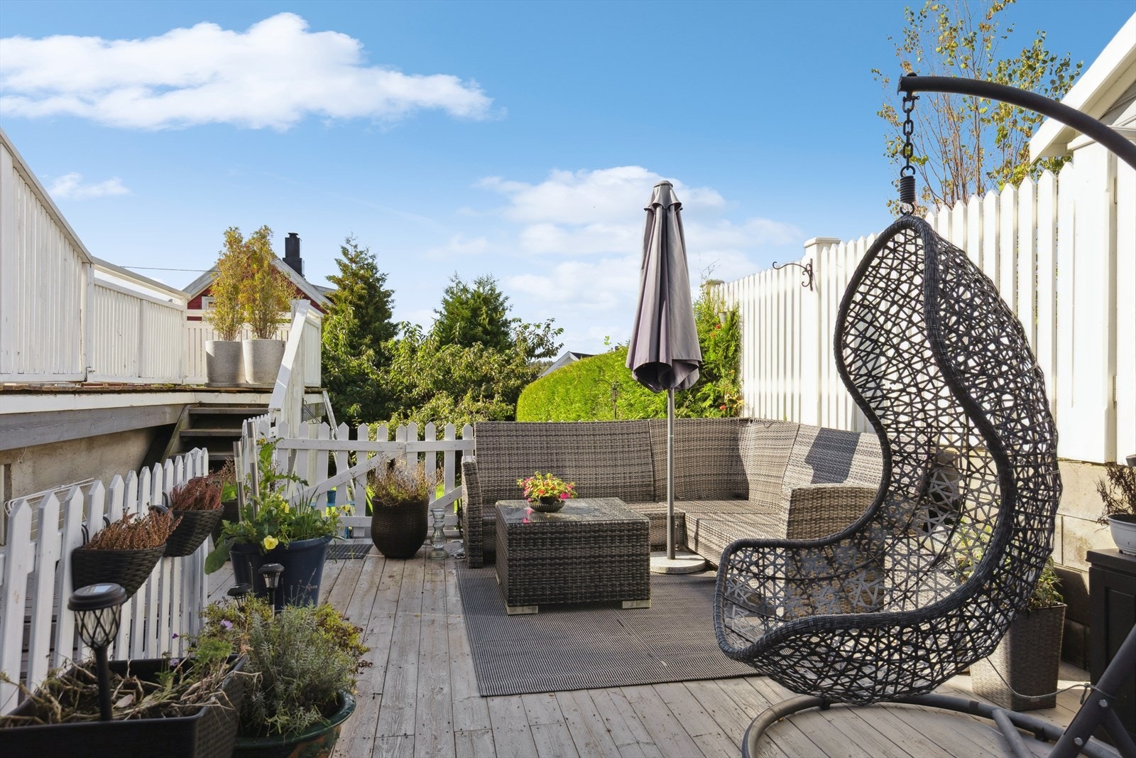 På den nordlige siden av boligen er det opparbeidet en platting Galleribilde