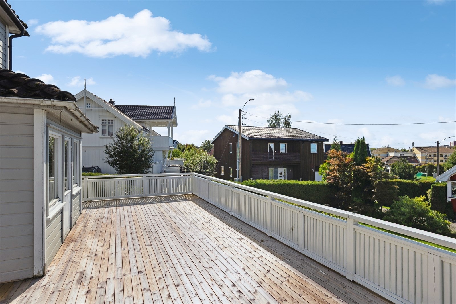Romslig vestvendt terrasse med god plass til møblering. Galleribilde