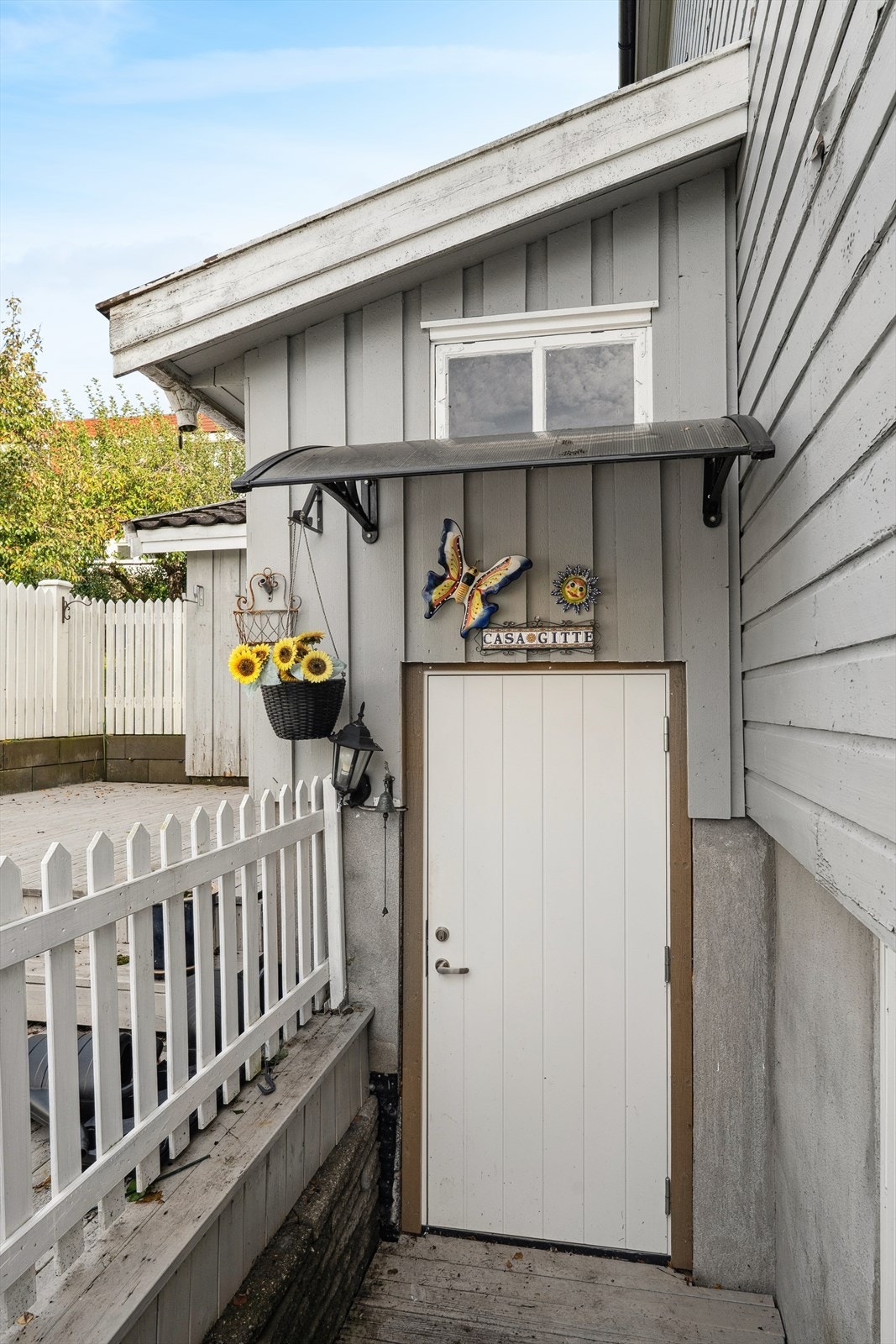 Inngang til kjelleretasjen fra nordsiden av boligen. Galleribilde