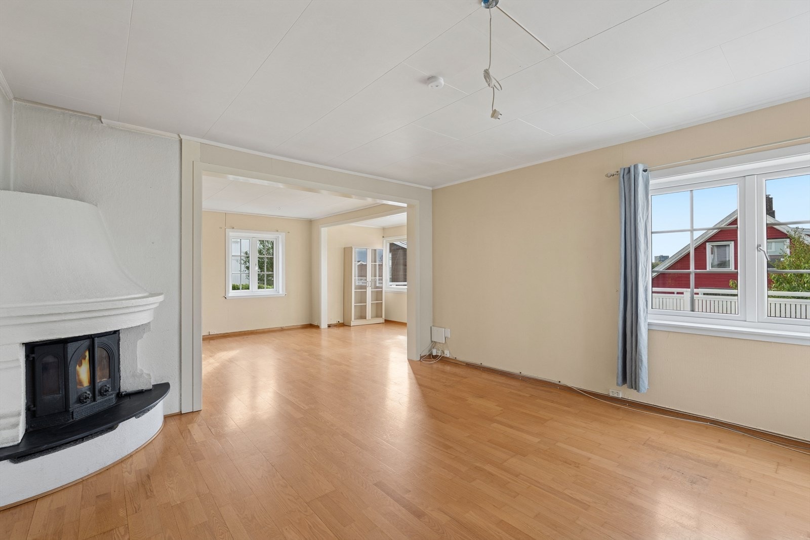 Det er store gode vinduer i stuene, som gir godt med naturlig lys. Galleribilde