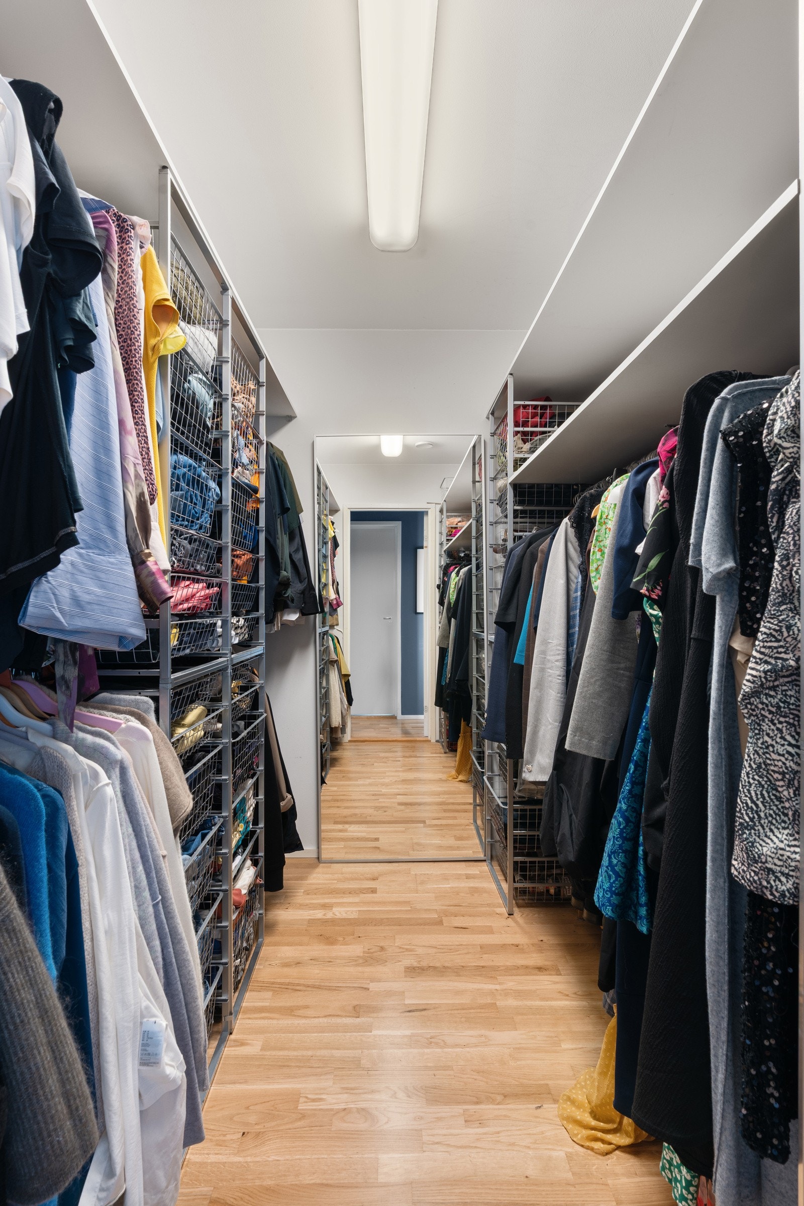 Tilhørende soverommet har du walk-in closet.