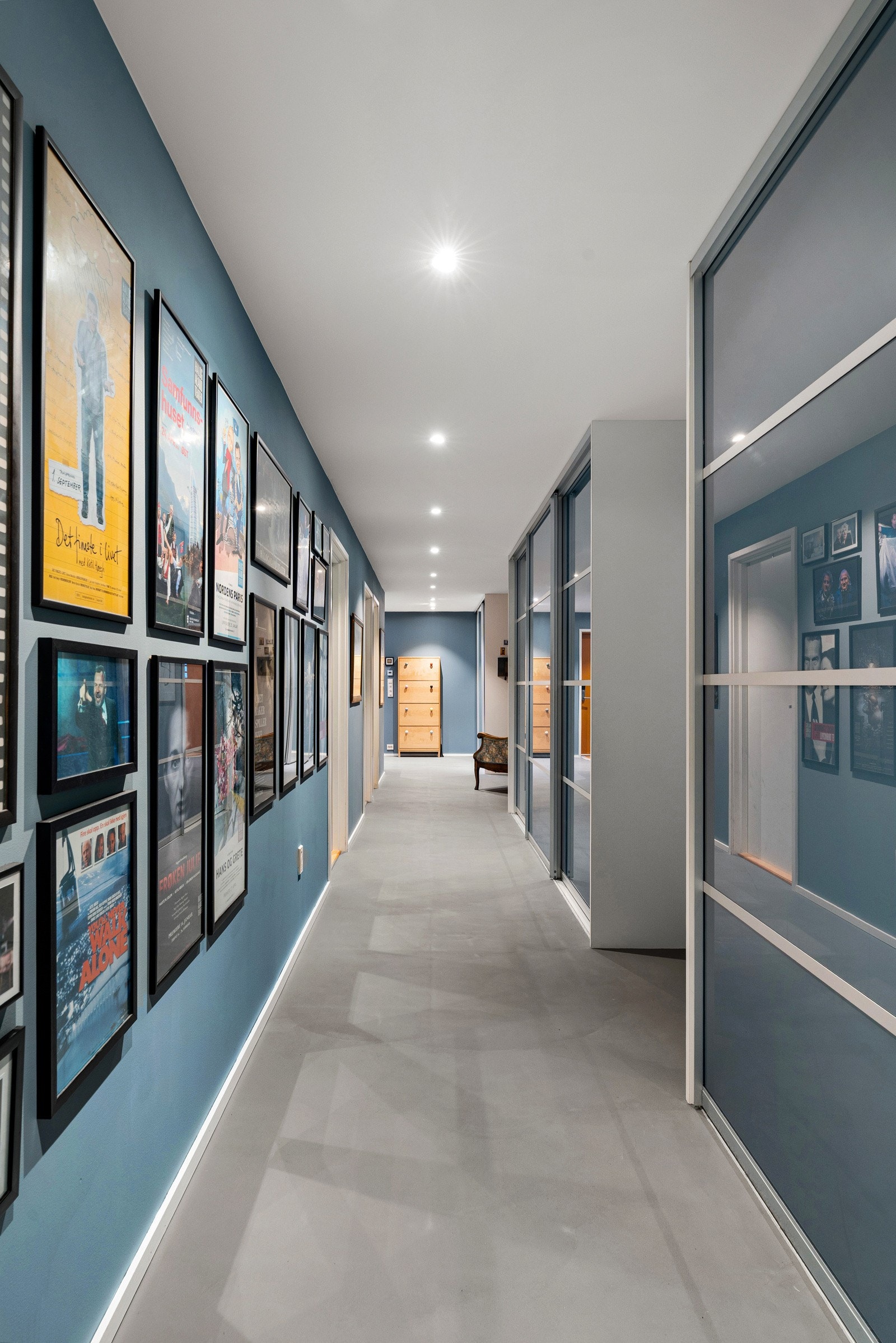 Huset er utformet slik at det har oppbevaring langs hele nordveggen i første etasje.