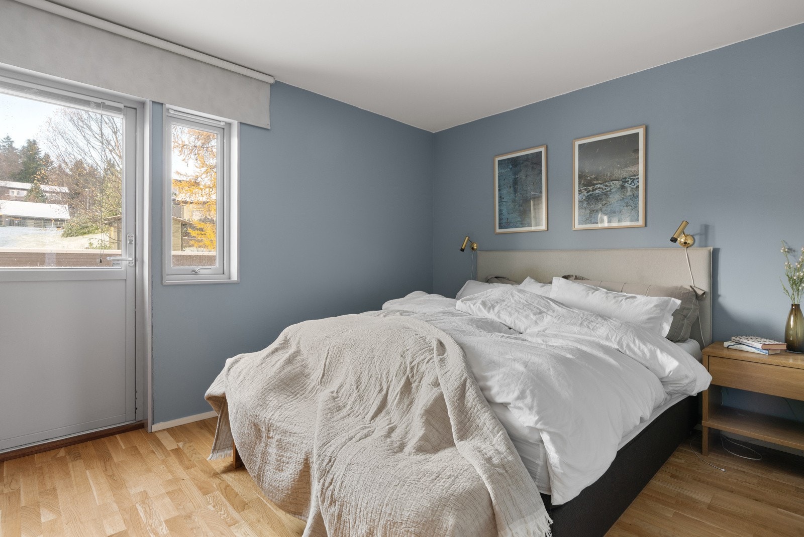 Boligens hovedsoverom er av fin størrelse med plass for stor seng og tilhørende nattbord.