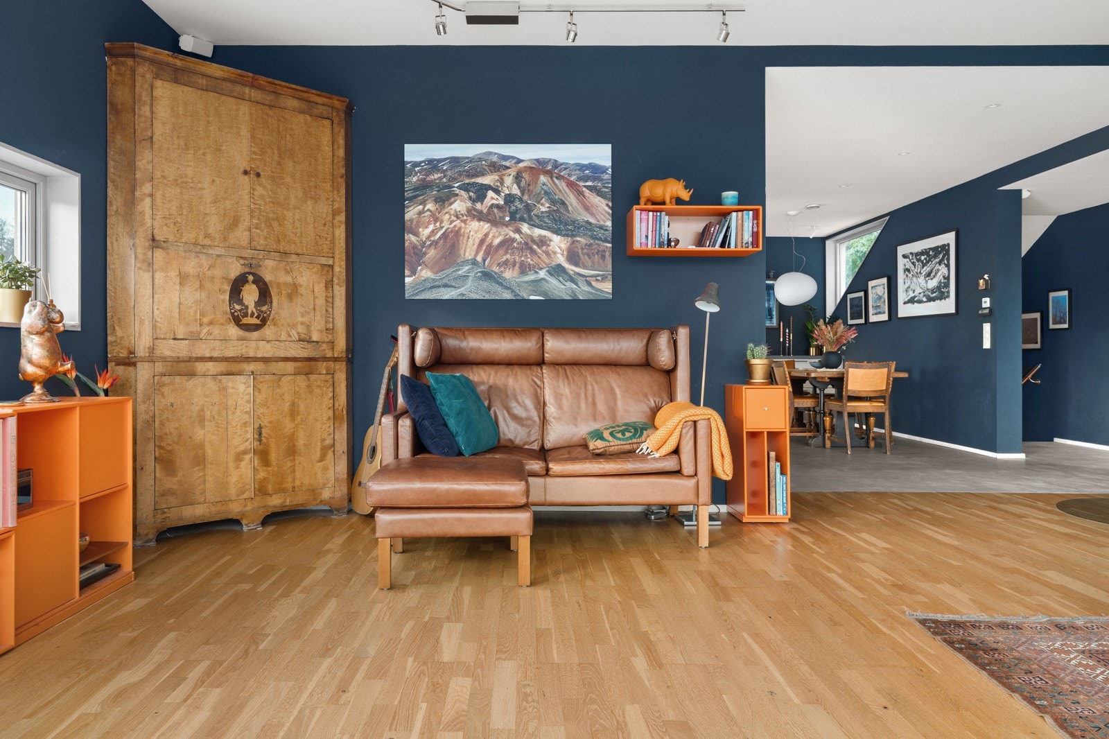 Stuen er et godt allrom som absolutt legger til rette for det sosiale.