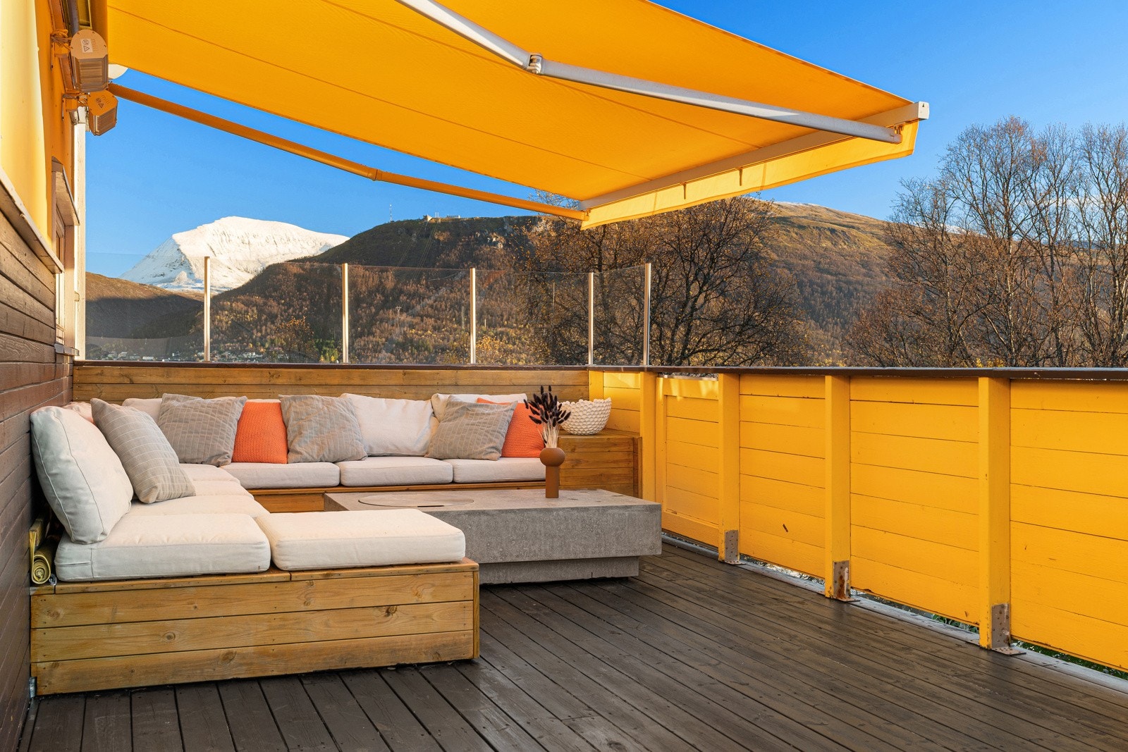 Det er etablert to infrarøde varmelamper på veggen slik at du fint kan nyte terrassen både sent og tidlig flere årstider.