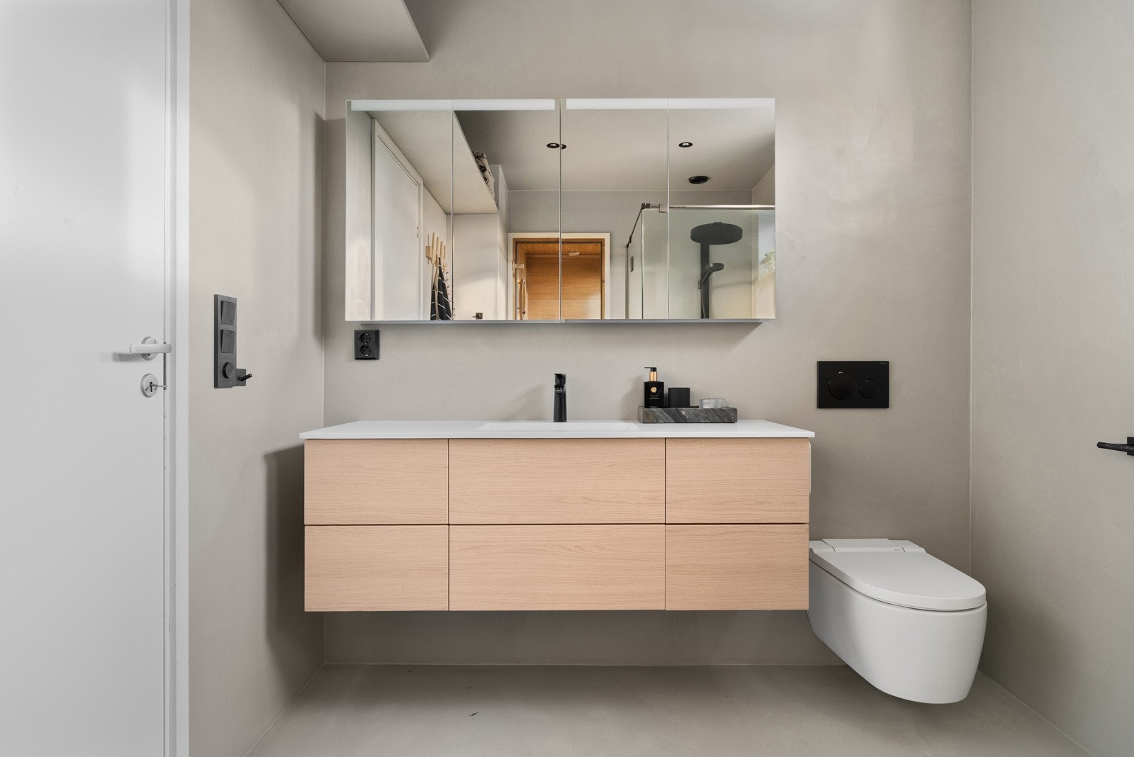 Boligens første bad ligger høvelig til i samme etasje som stue og kjøkken og ble oppgradert i 2024.