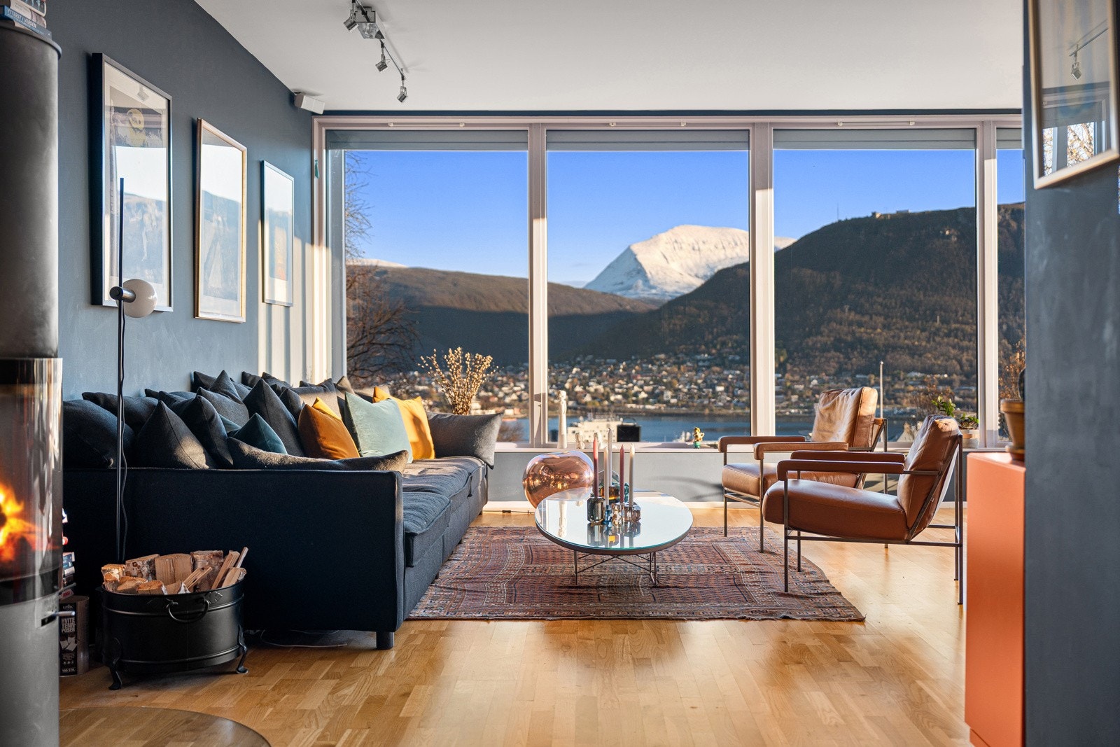 Velkommen inn til denne arkitekttegnede eneboligen tegnet av arkitekt Kjeld Nash.