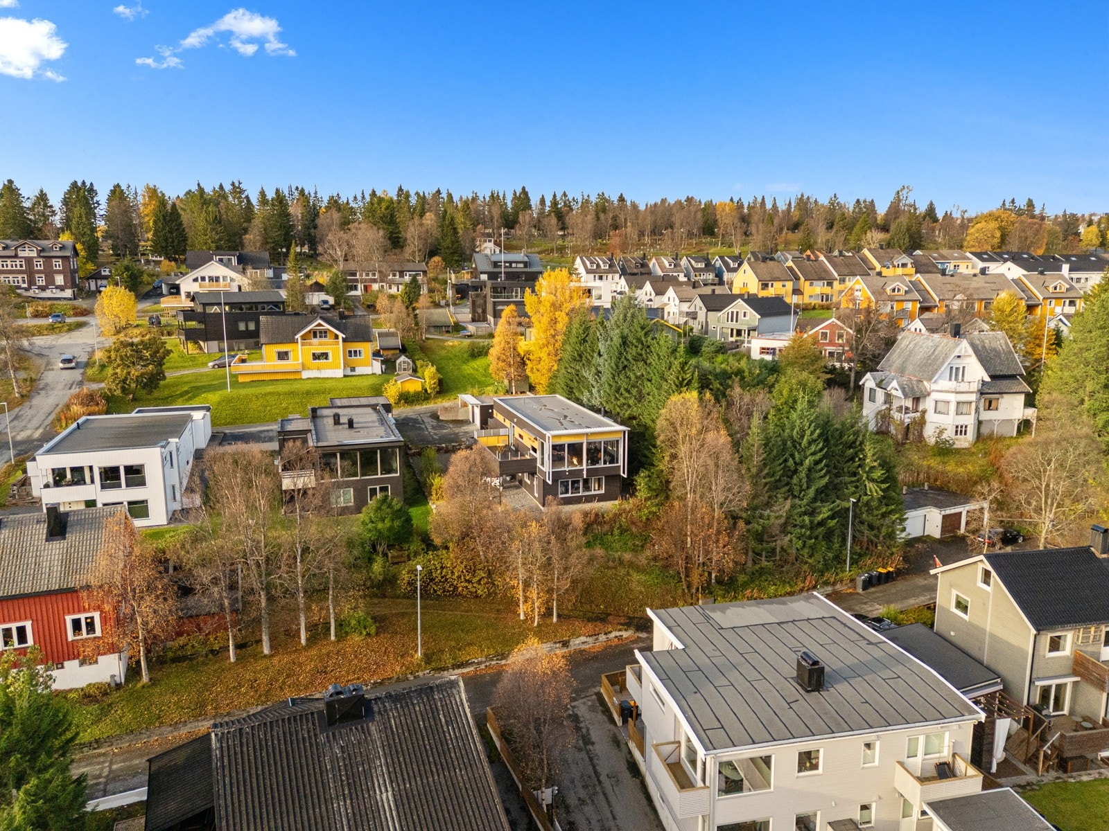 Sjelden beliggenhet i rolig blindvei med gangavstand til alt du trenger i det daglige som dagligvare, barnehage, skole, gode kollektivforbindelser og alt av sentrums fasiliteter!