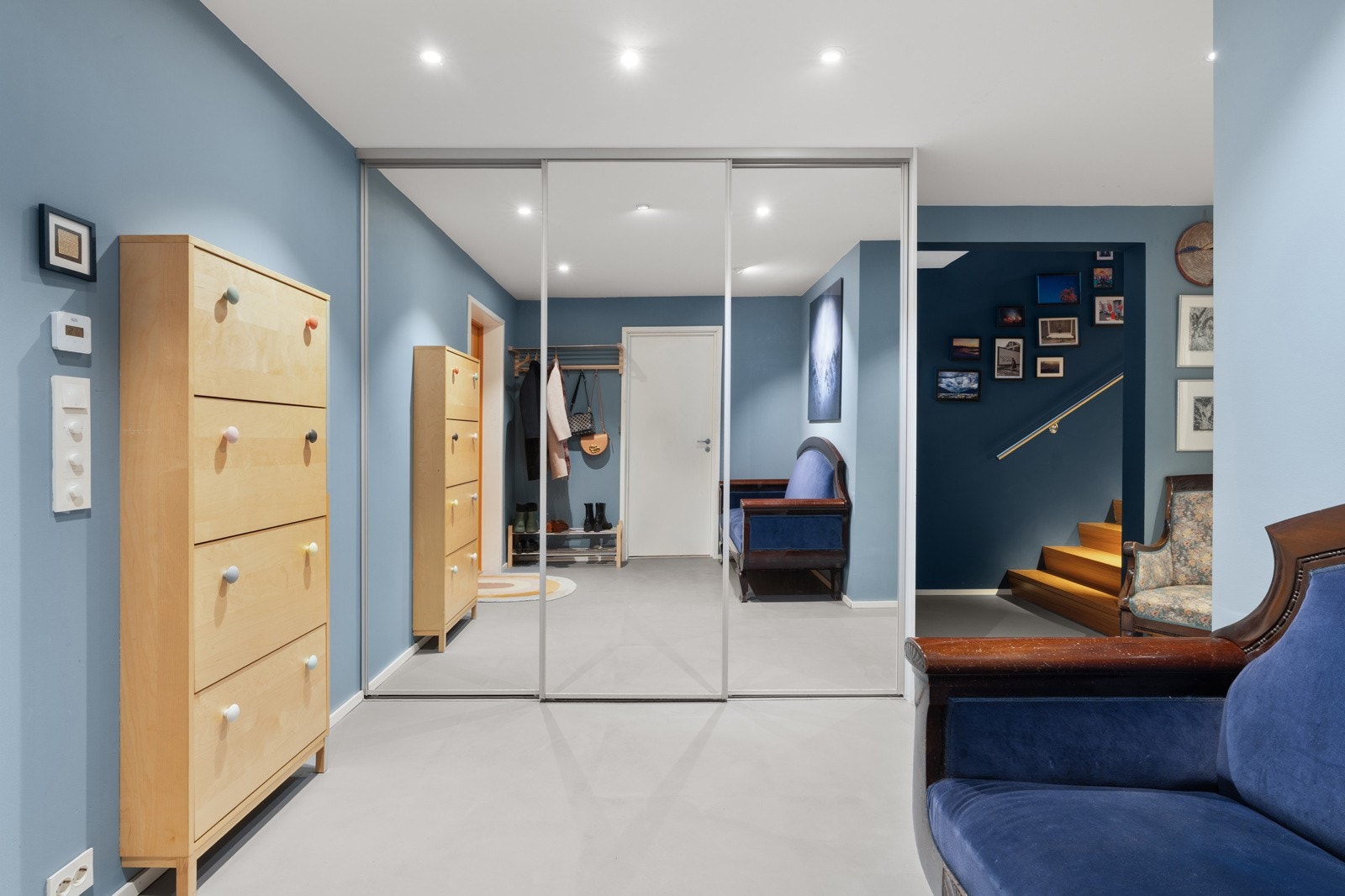 I gangen har du også rikelig med oppbevaringsplass i lekker skyvedørsgarderobe med speil.