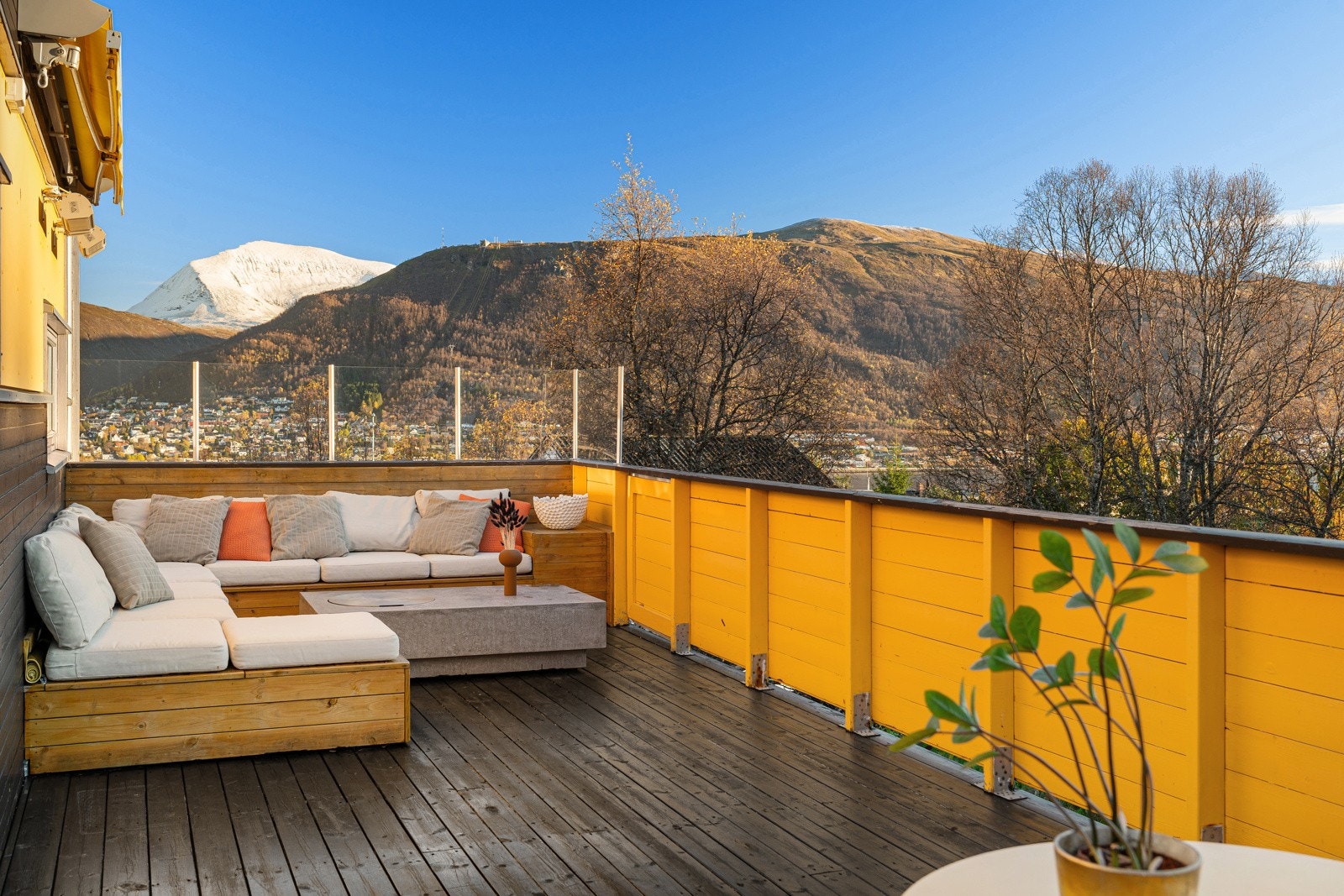 Sørvestvendt veranda med svært gode solforhold med sol fra ca. kl. 08:00 til kl. 20:00. Terrassen er oppgradert med markise og forhøyede rekkverk som beskytter godt mot vind.