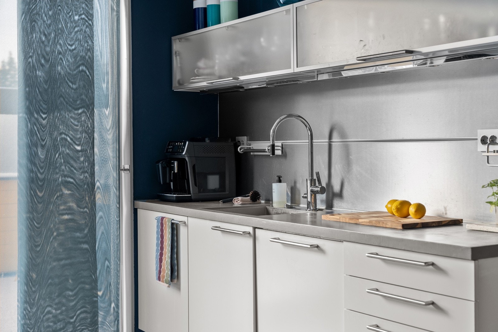 Det er lagt mikrosement på gulvet på kjøkkenet samt på benkeplate for et helhetlig uttrykk.