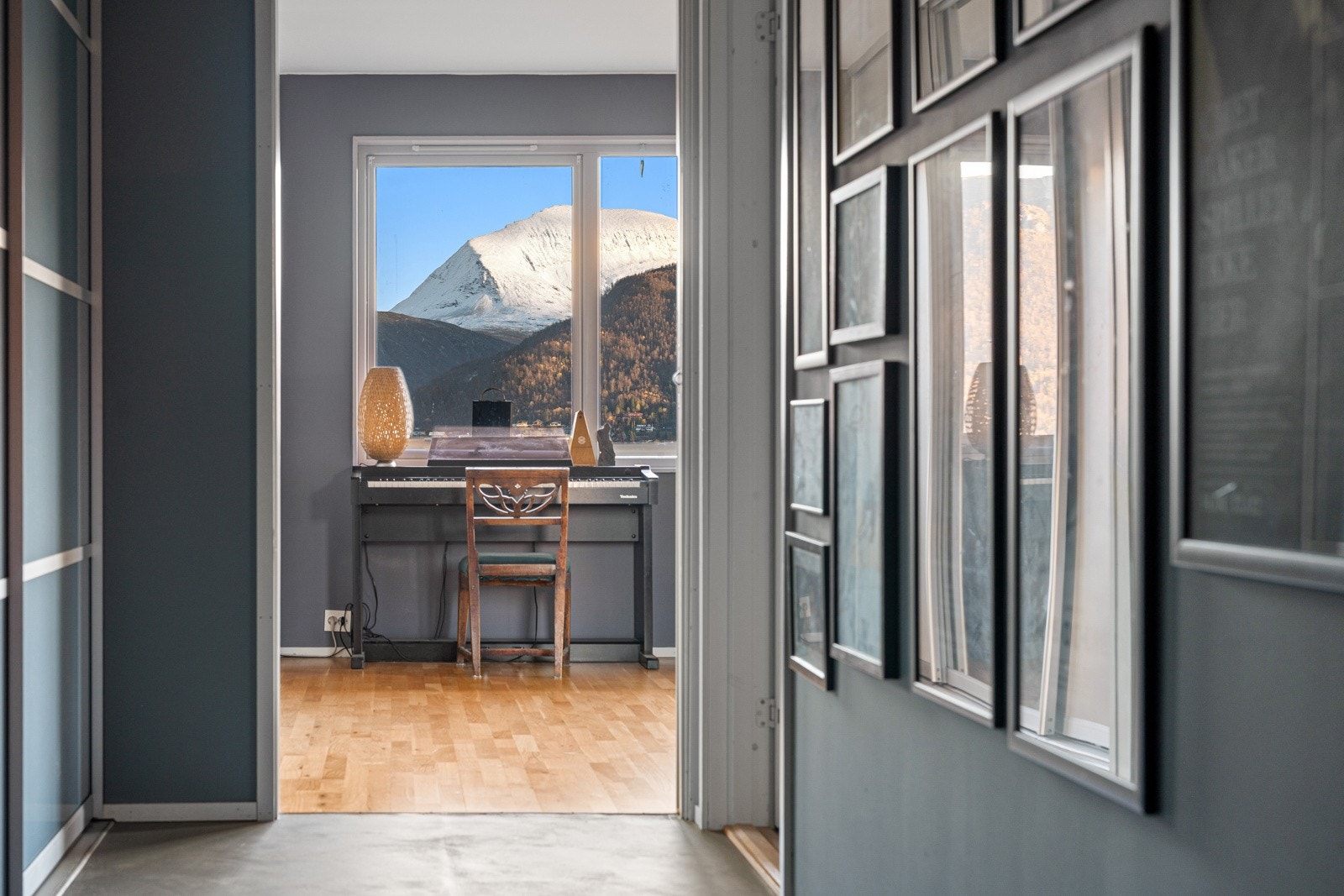 Også her har du spektakulær utsikt mot majestetiske Tromsdalstinden.