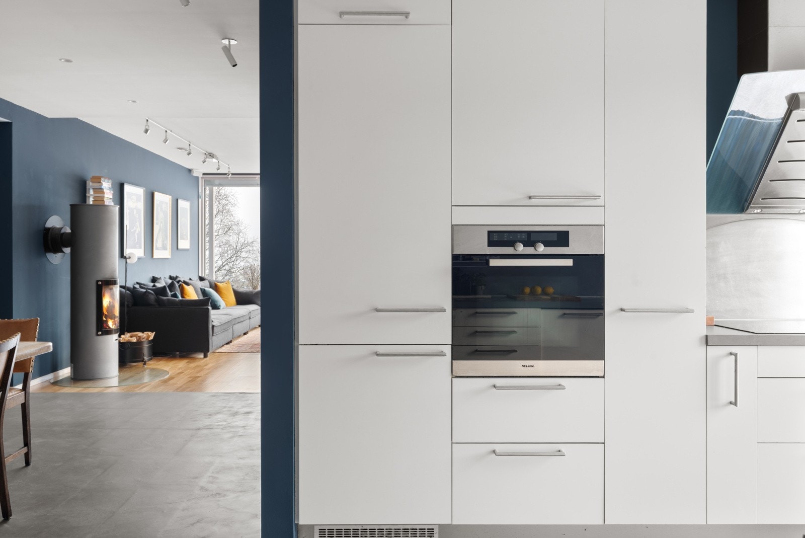 På kjøkkenet har du integrert kjøl/frys, oppvaskmaskin, induksjonstopp, stekeovn og vannstoppstystem.