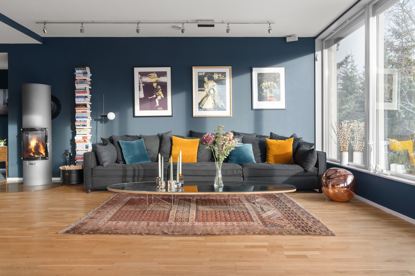 Stuen fremstår åpen og luftig med en generøs takhøyde og store vindusflater som sikrer deg en av byens kanskje aller fineste utsikter.