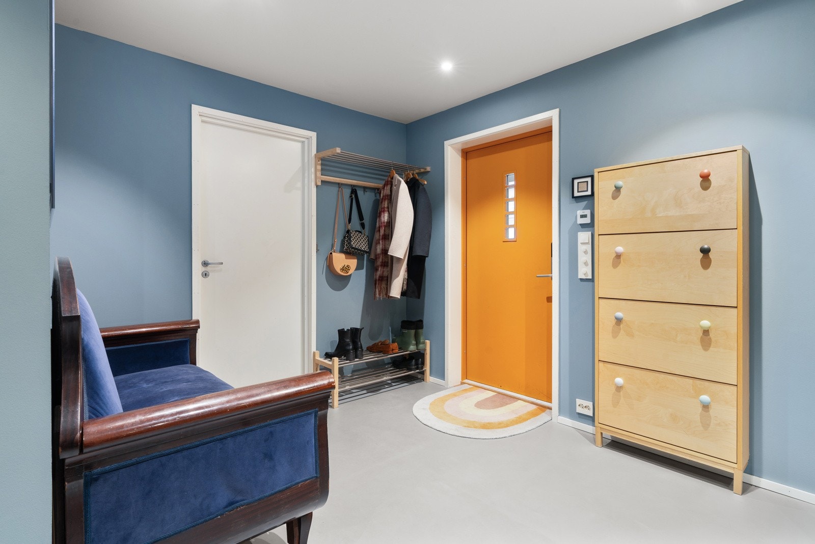 Adkomst til vaskerommet direkte fra yttergang - svært praktisk.