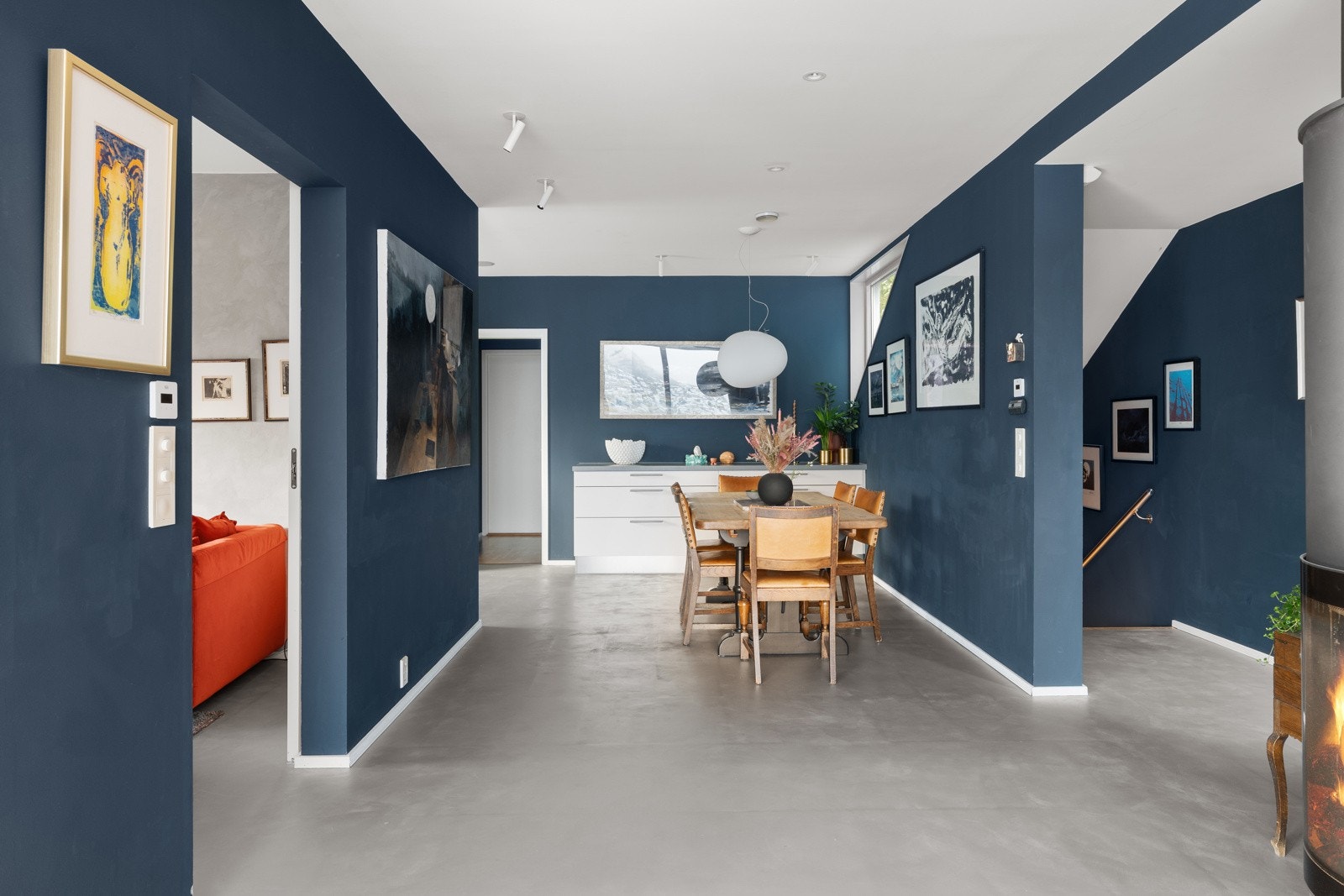 Huset er utstyrt med vannbåren varme i alle gulv!