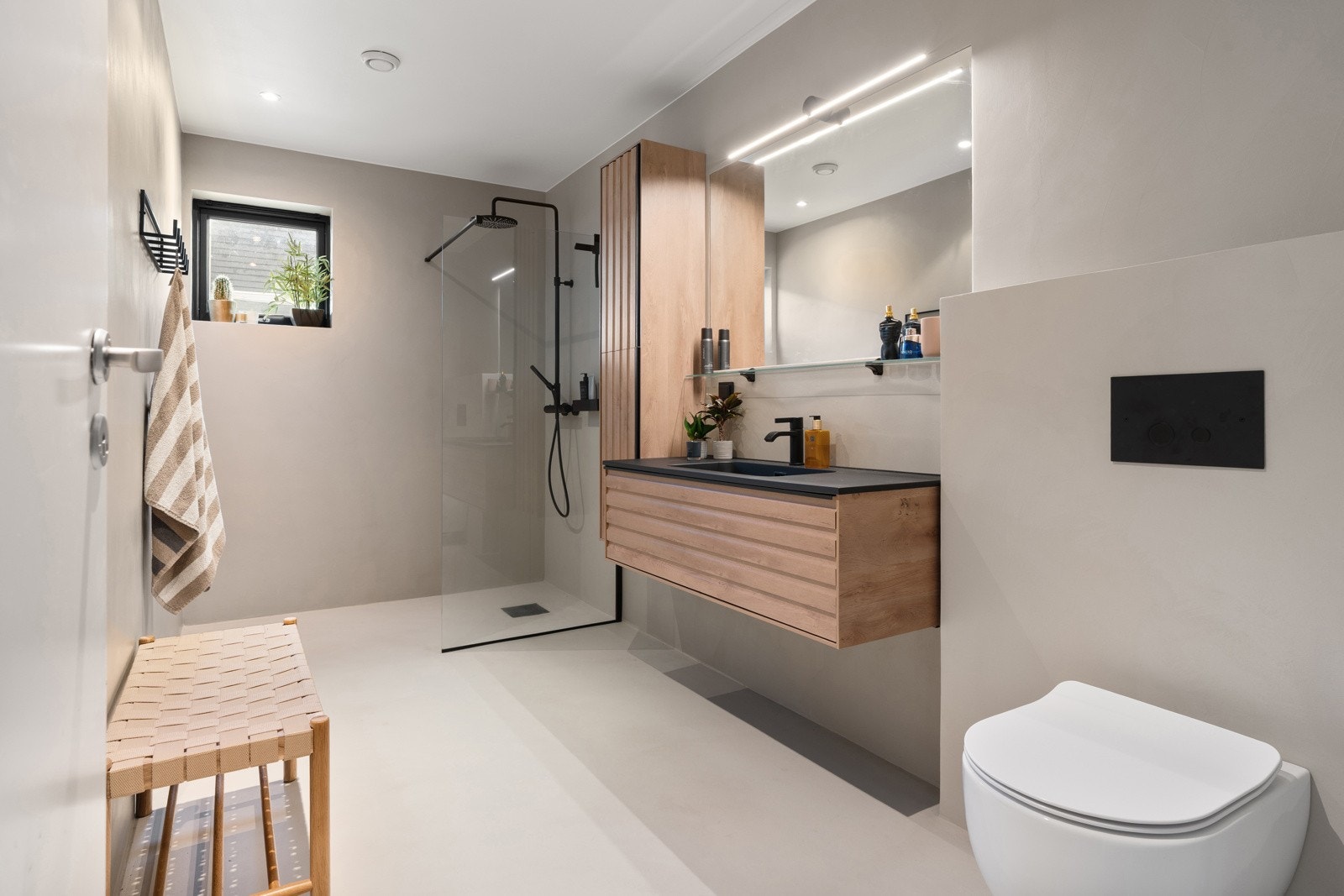 Boligens andre bad, også oppgradert i 2024 med nydelige farge- og materialvalg.