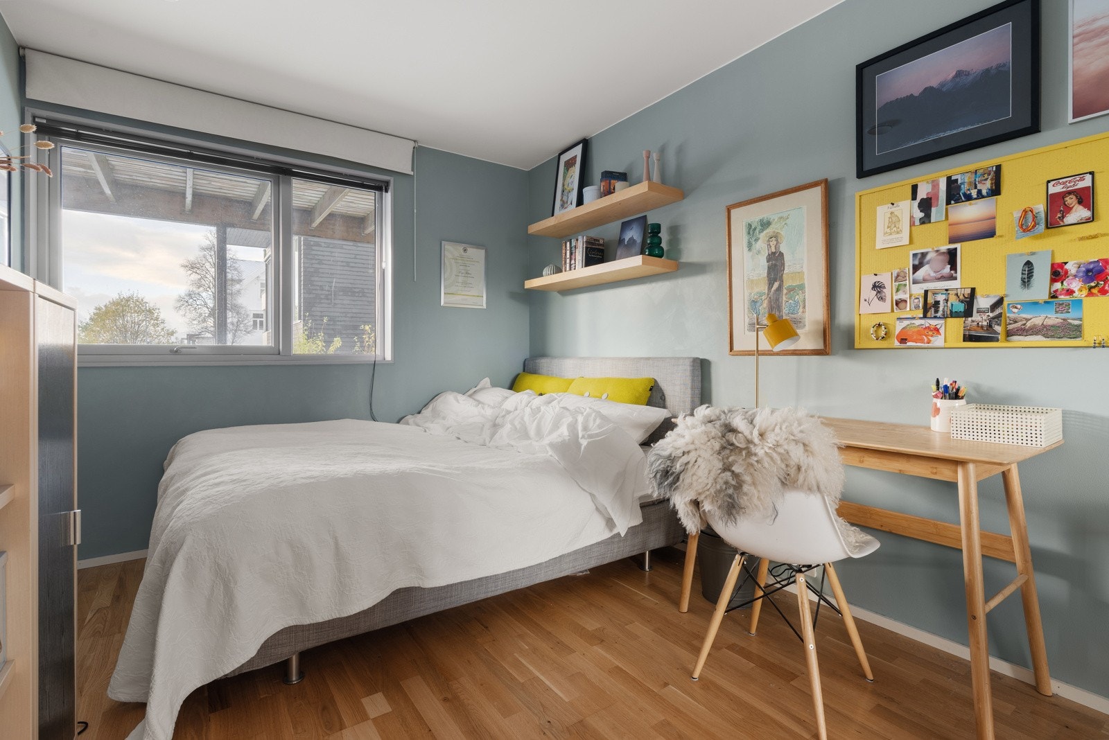 Boligens andre soverom er også av fin størrelse.