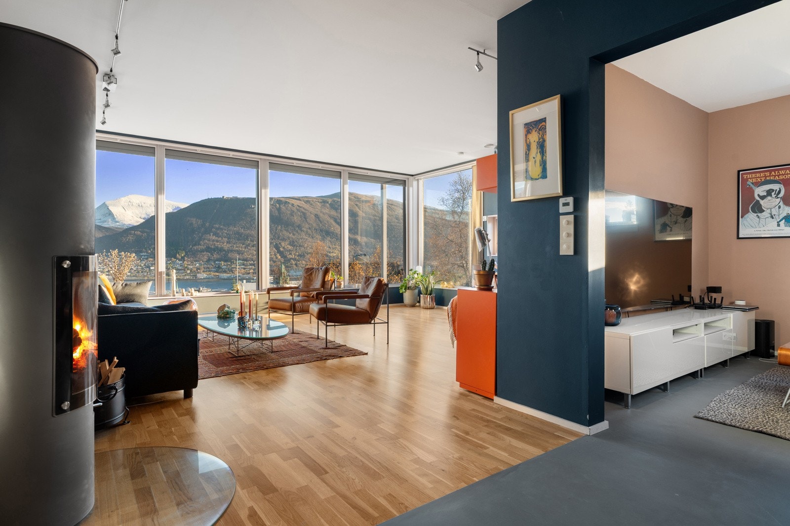 Når huset ble tegnet ble det etablert en egen tv-sone i innenfor stuen slik at stuen får være en sosial sone hvor utsikten mot sentrum, fastlandssiden og Tinden får være i fokus.