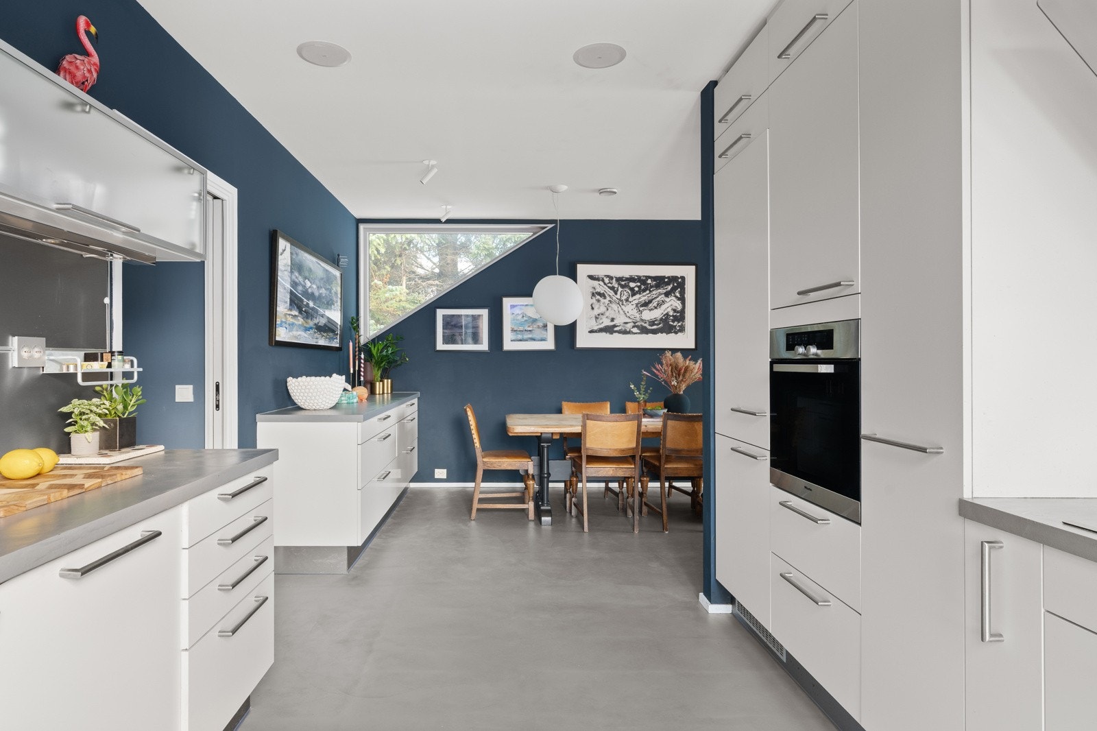 Her har du godt med oppbevaringsplass i kjøkkeninnredning samt godt med arbeidsplass på kjøkkenbenk.