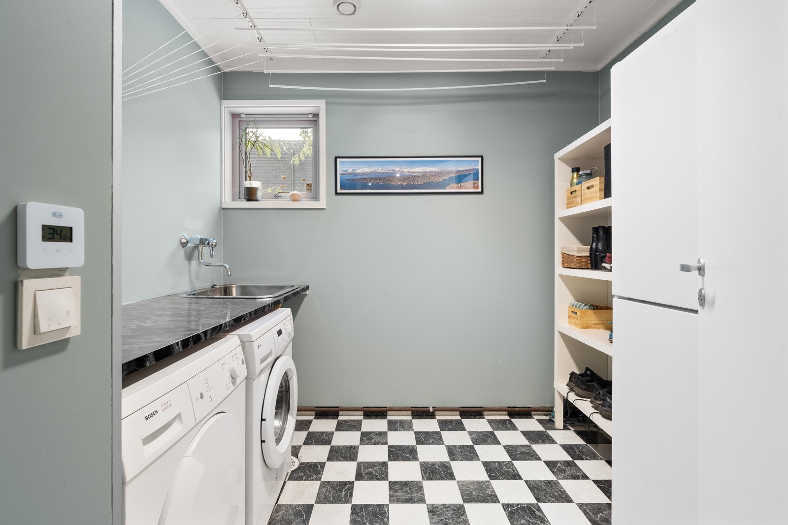 Fra soverom og bad i 2. etasje kan du sende ned skittentøyet til vaskerommet via sjakt.