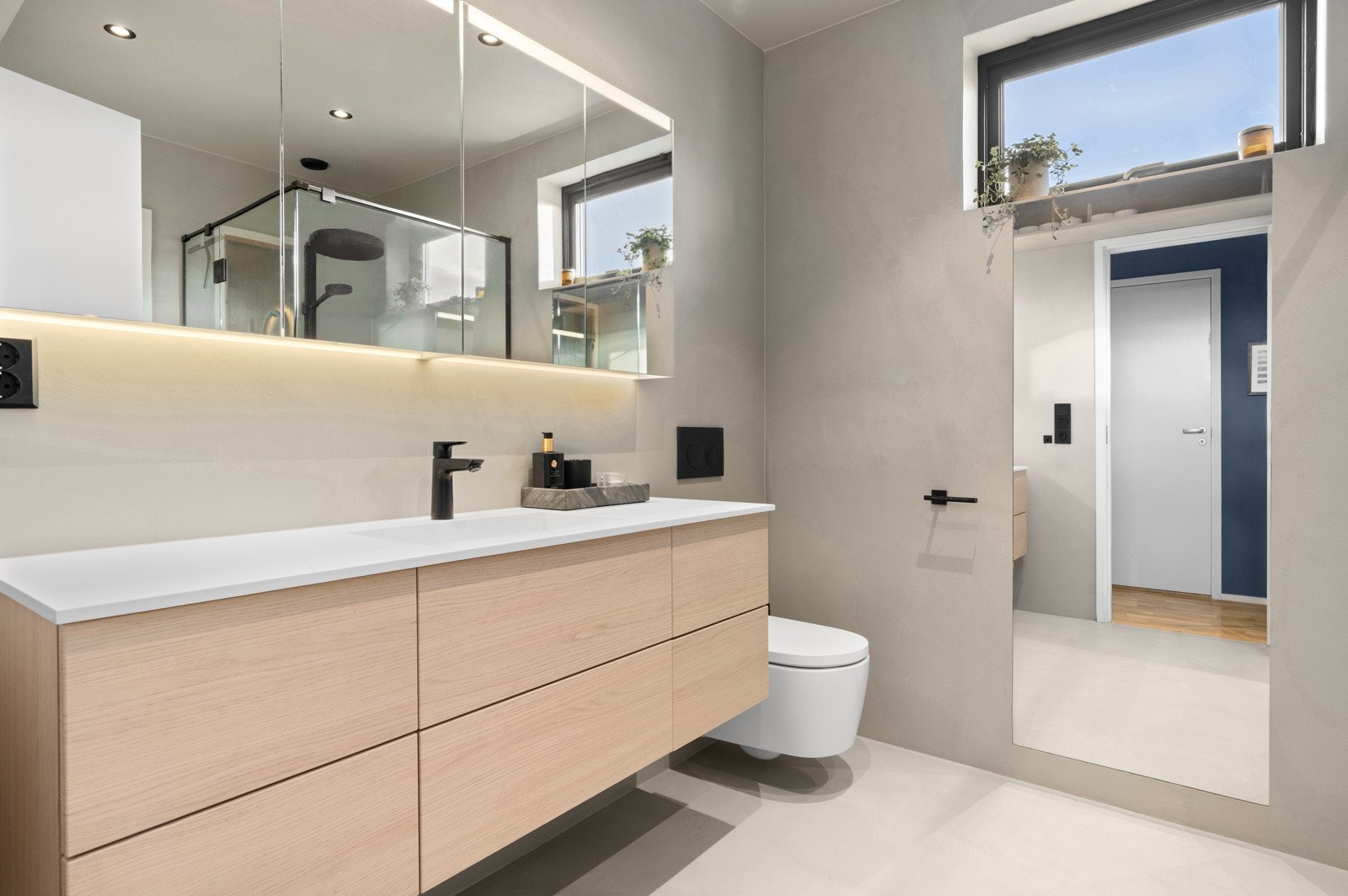 Badet ble oppgradert med ny innredning, mikrosement på gulv og vegger, nytt toalett, ny dusj og nye dusjvegger.