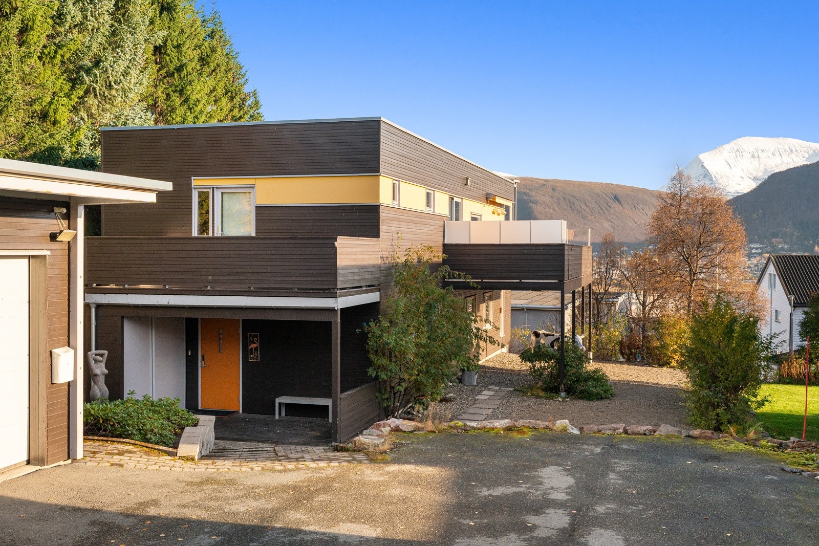 Bilen parkerer du trygt i garasjen eller på tomt.