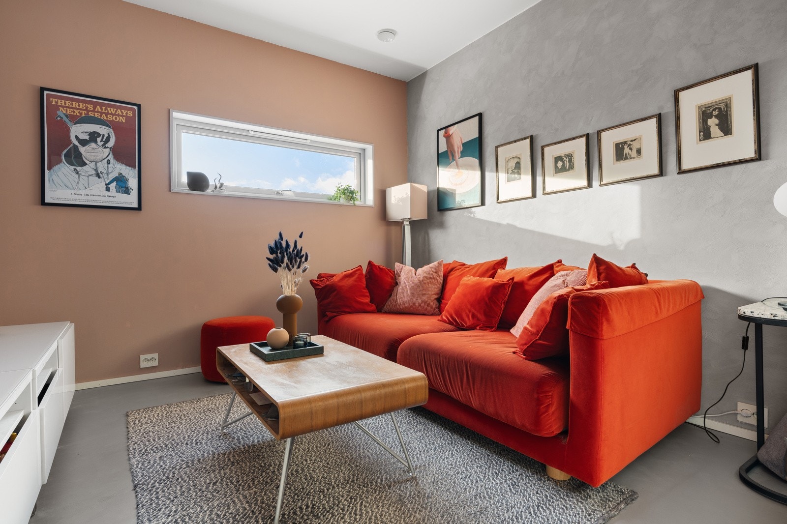 Tv-stuen har god plass for sofa, tilhørende bord og evt. loungemøbler.