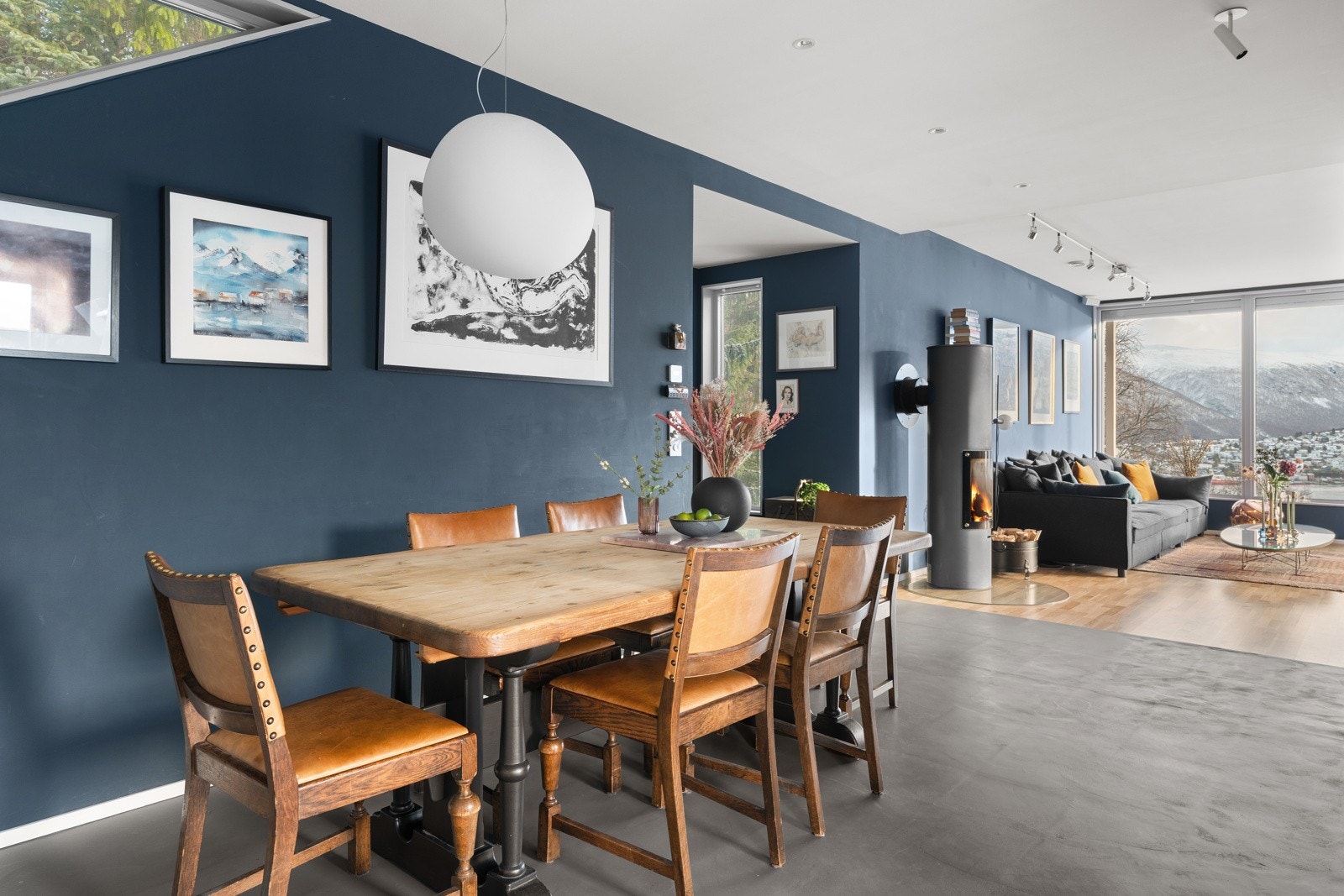 I spisestuen har du plass for stort spisebord med plass for hele familien eller vennegjengen.