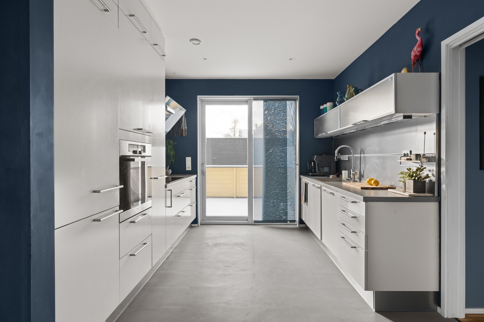 Tidløst og delikat kjøkken med lyse, glatte fronter fra kvalitetsleverandøren HTH.