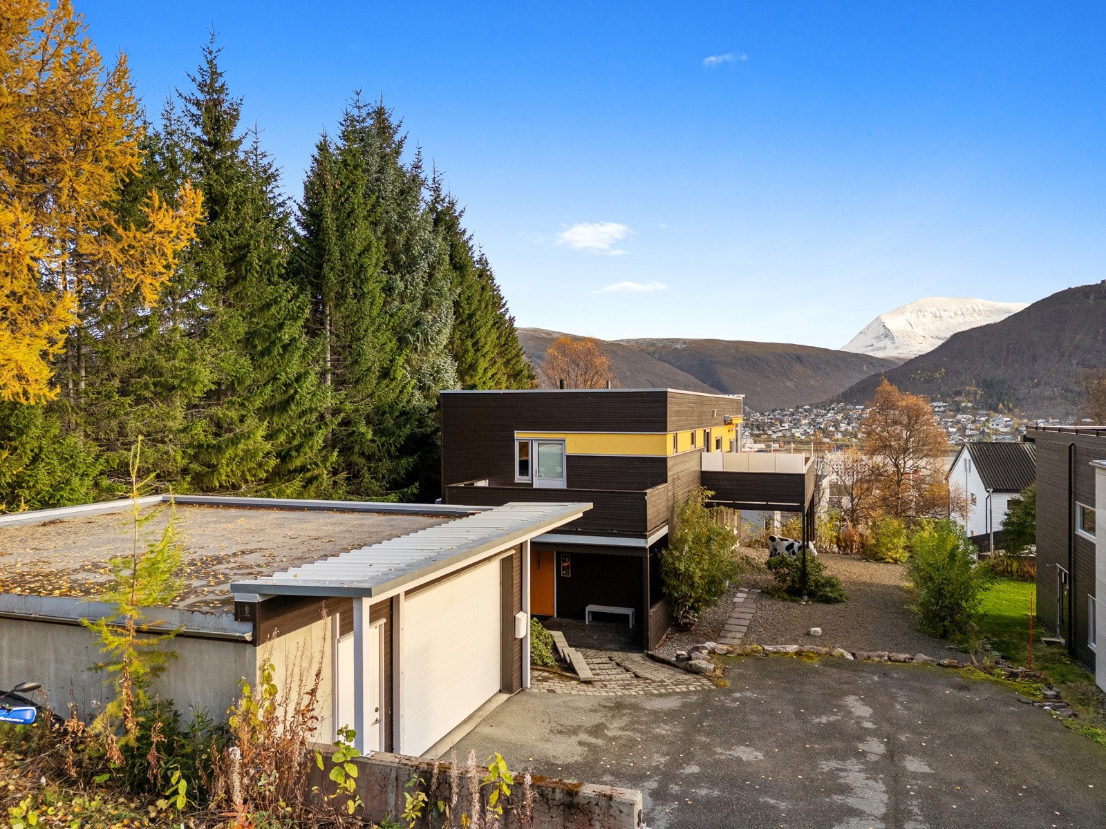 Garasjen er også innholdsrik med flere rom.