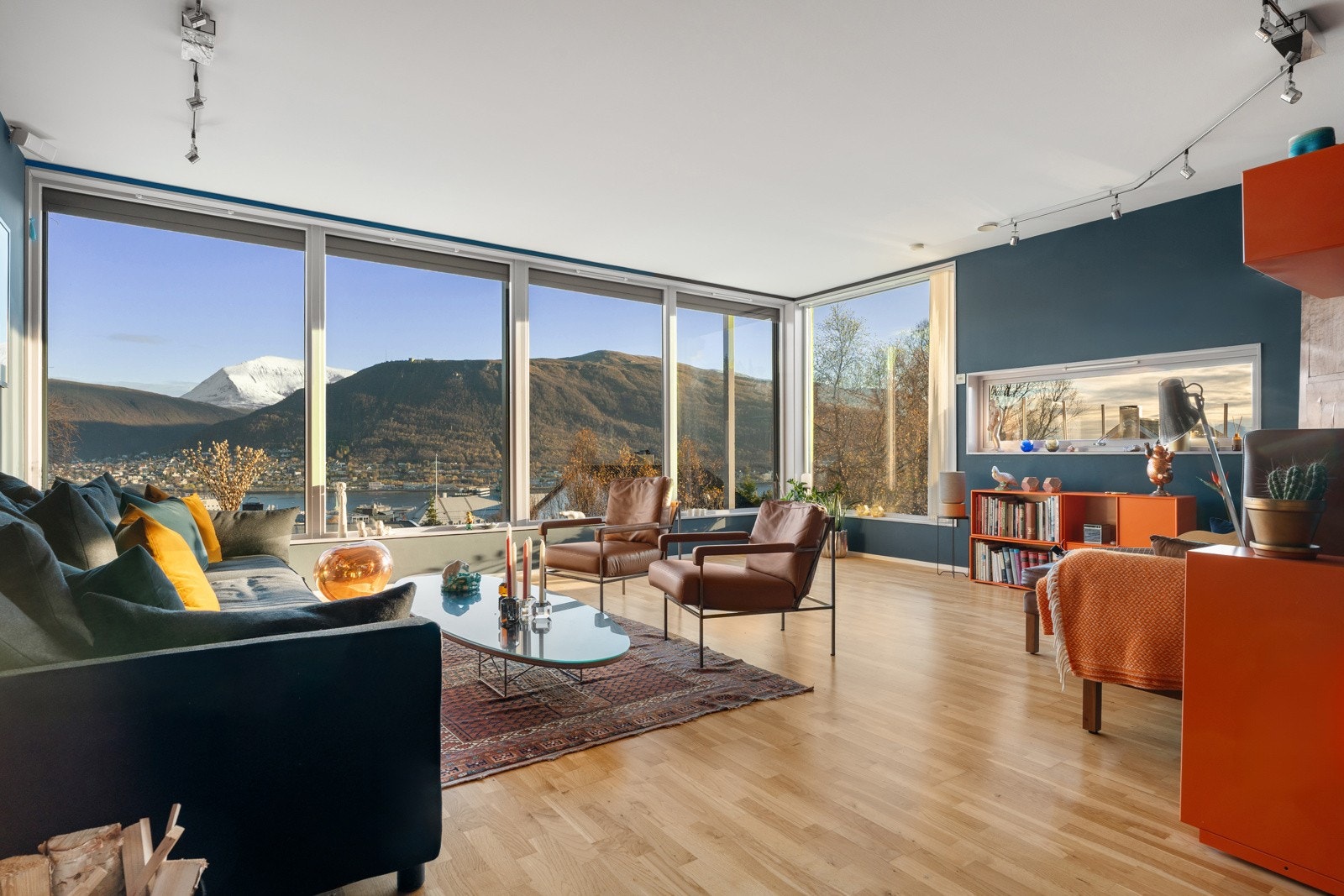 Her har du flere muligheter for å møblere og etablere de sosiale sonene. I stuen er det montert screens som solskjerming.