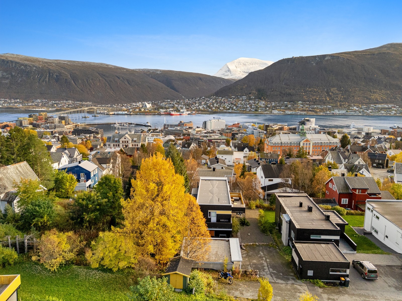 Her bor du tilbaketrukket til i barnevennlig område med kun få minutters gange til sentrum. Boligen ble tegnet av Kjeld Nash i 70  Nord, hvor nåværende eier deltok og samarbedet rundt utformingen.