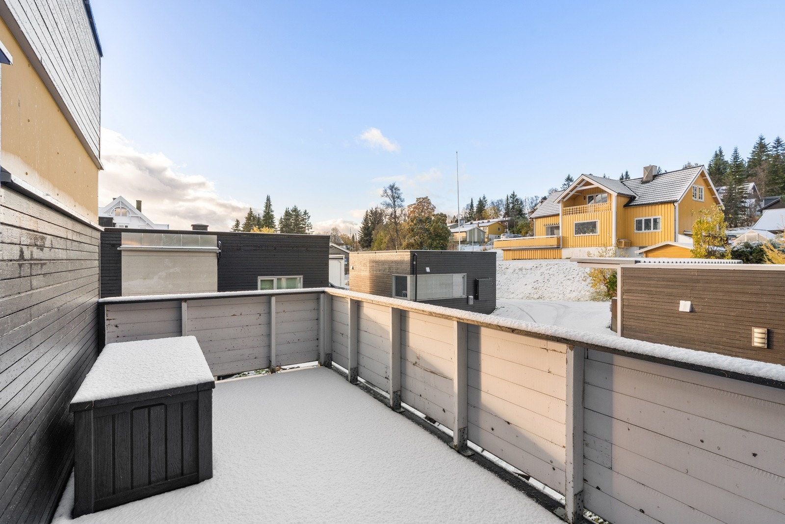 Tilhørende soverommet har du også egen balkong. Et perfekt sted å nyte morgenkaffen på i sommerhalvåret!