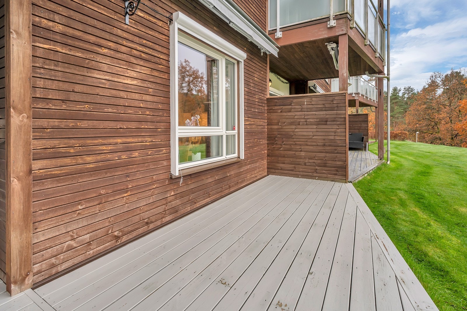 Levegg mot nabo som skjermer. Galleribilde