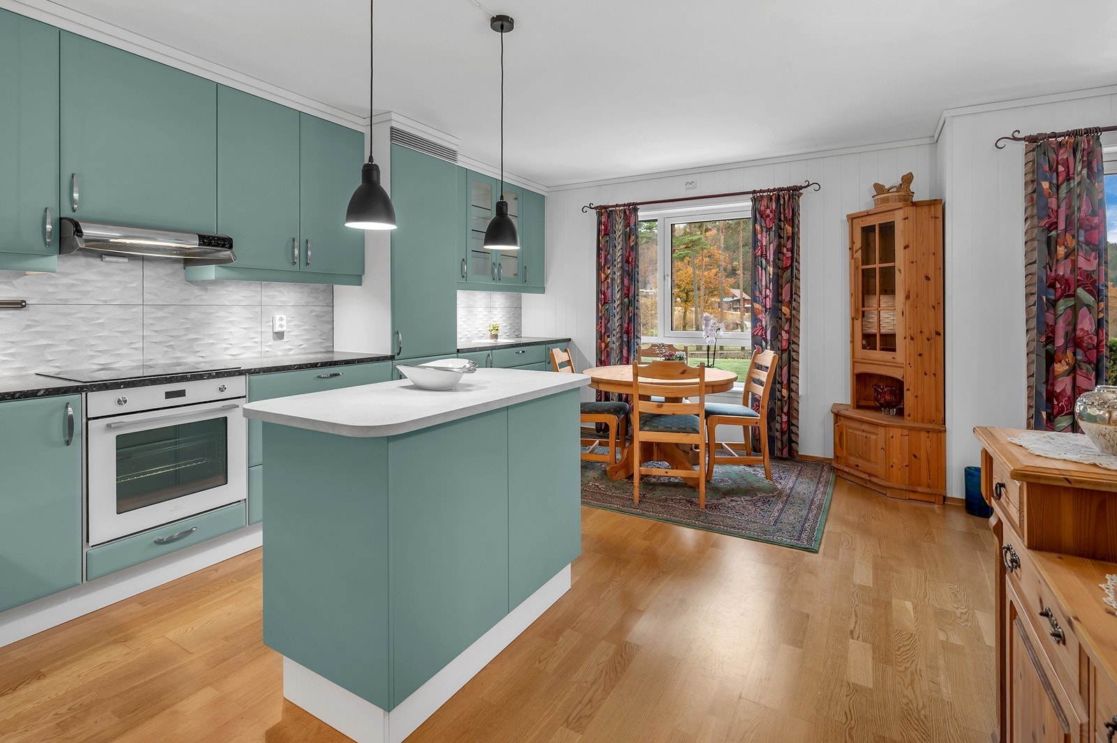 Det er for øvrig vannbåren varme i gulv på stue og kjøkken. Galleribilde