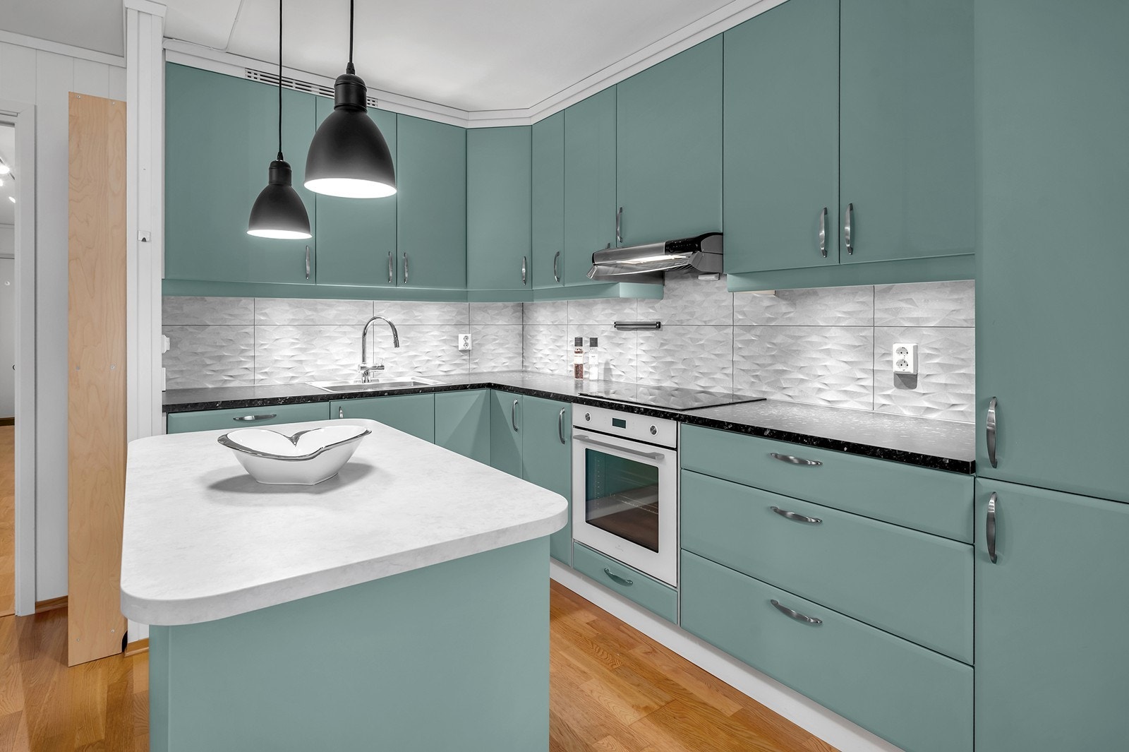 God belysning i tak og under overskapene. I tillegg er det meget godt med skap- og benkeplass. Galleribilde