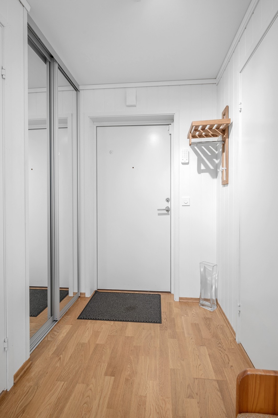 Velkommen inn i gangen hvor det er satt opp en praktisk skyvedørs garderobe for yttertøy og sko Galleribilde