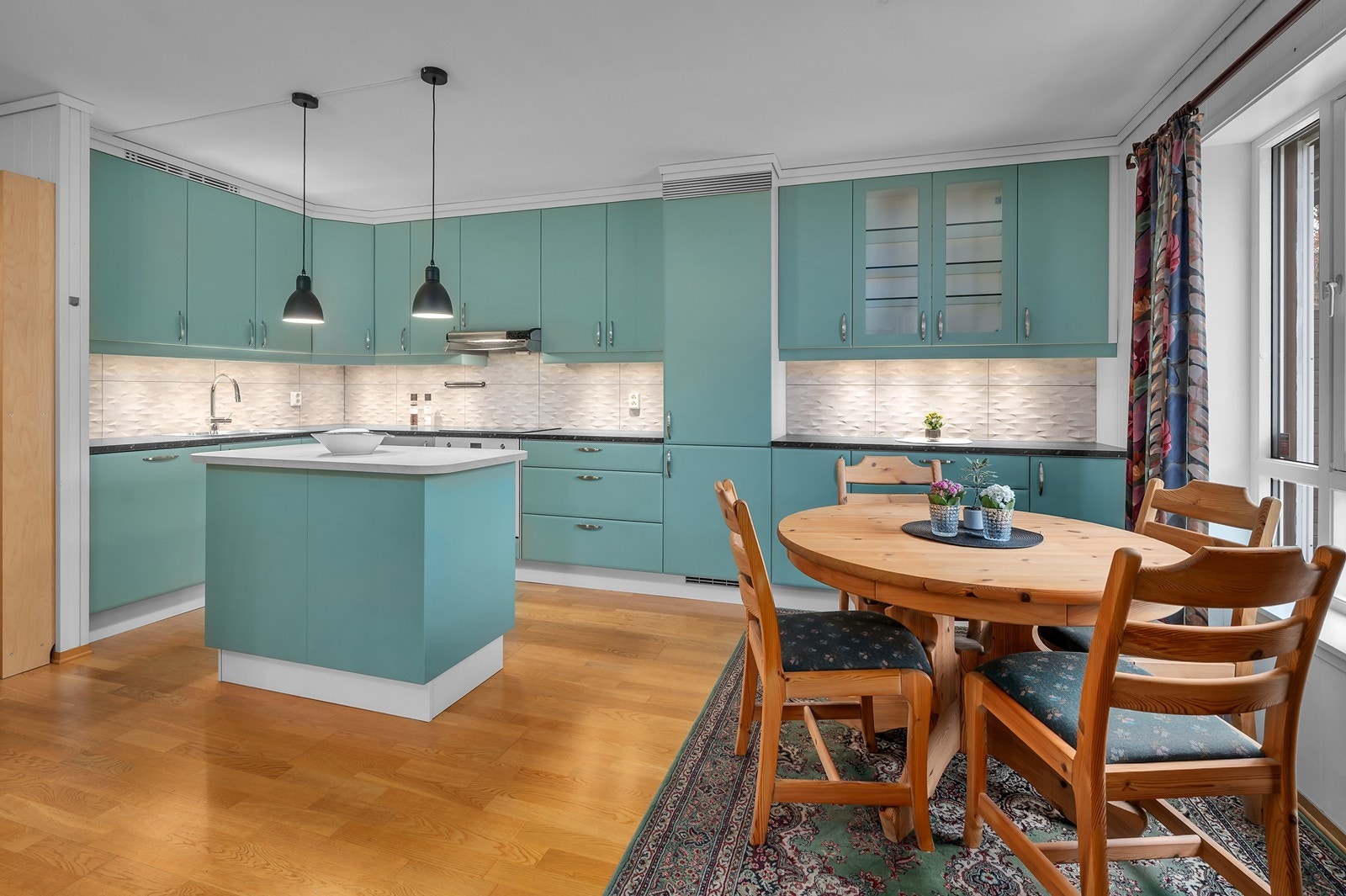 I enden av gangen møtes vi av dette flotte kjøkkenet med nyere kjøkkeninnredning, ny øy og nyere hvitevarer. Galleribilde