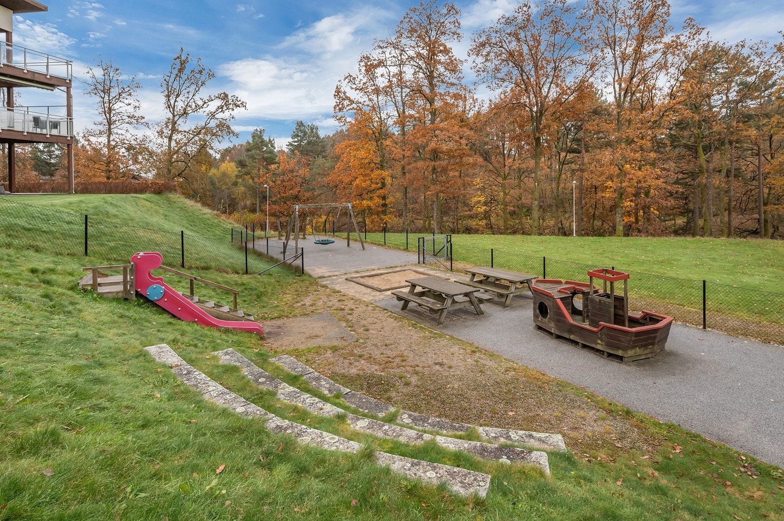 Rett utenfor finnes det lekeplass for de minste. Galleribilde