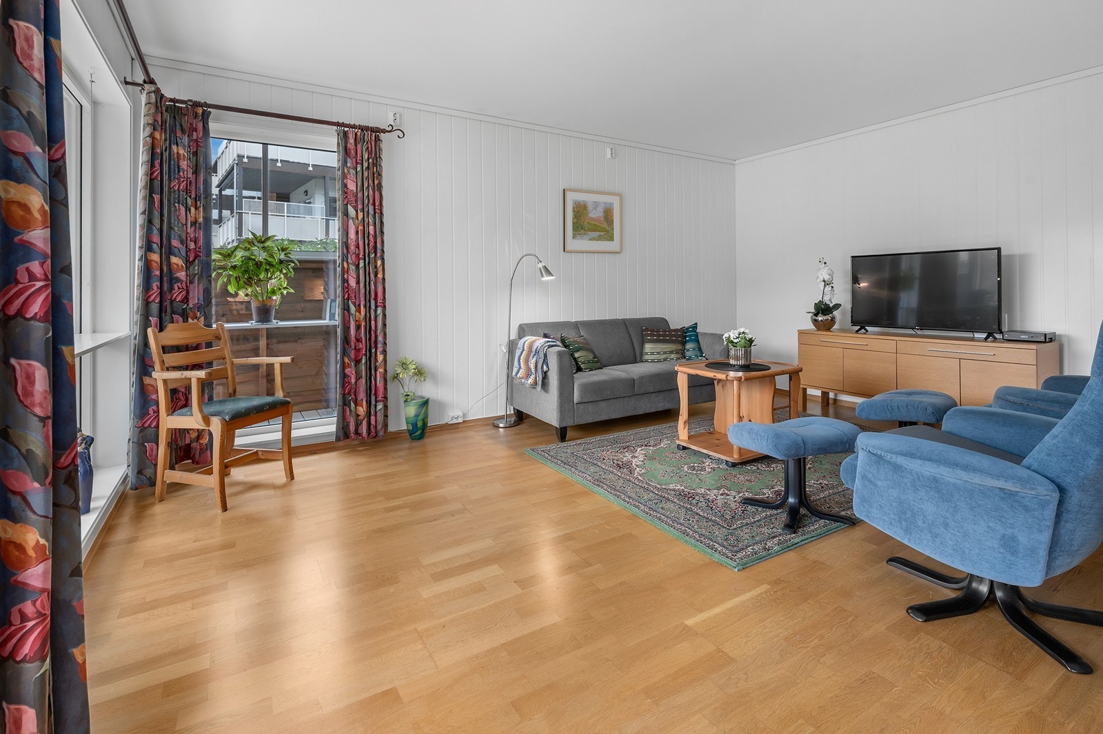 Stuen byr på lyse overflater med god plass til sofagruppe. Galleribilde