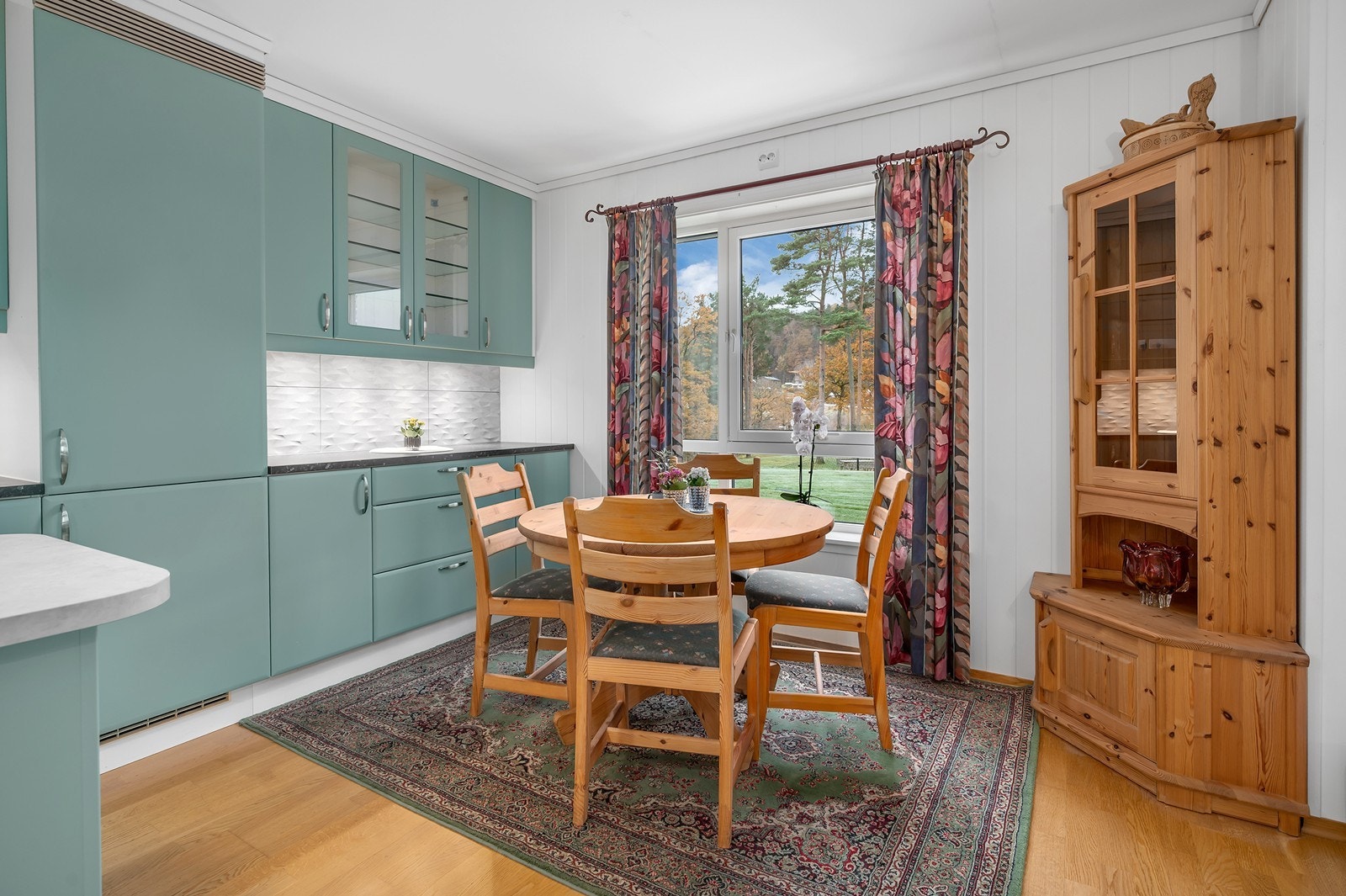 I tilknytning til kjøkkenet er det plass til spisebord med stoler. Galleribilde