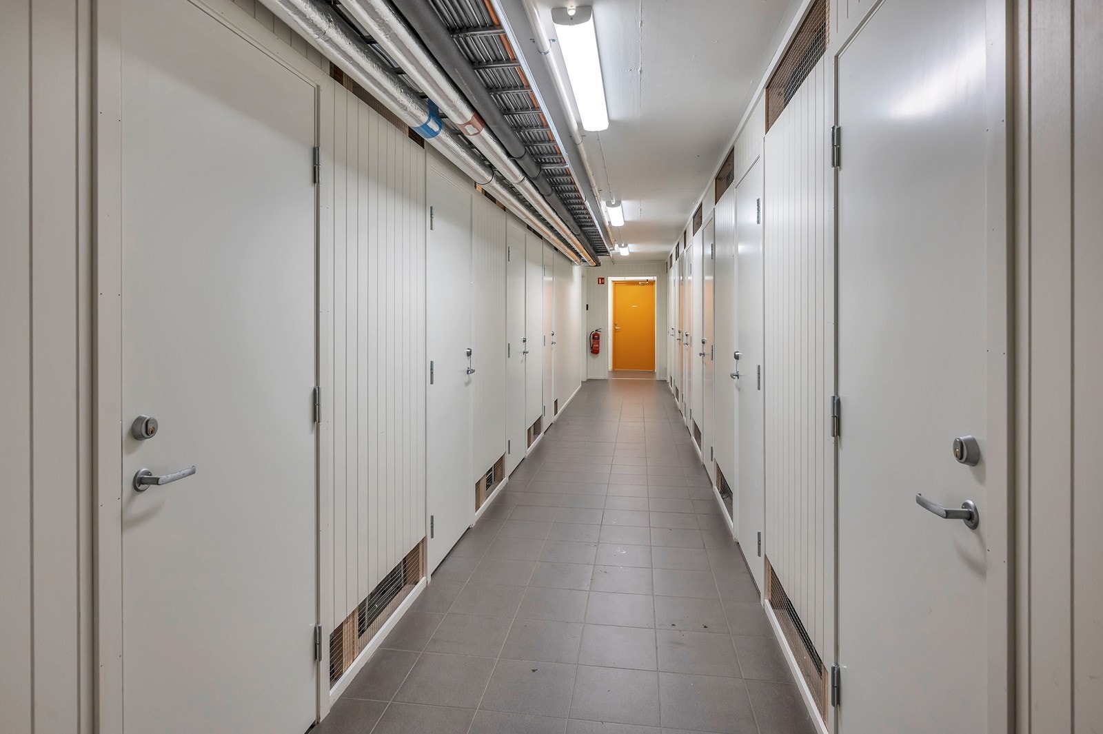 Leiligheten disponerer også en praktisk bod i felles garasje anlegg. Galleribilde