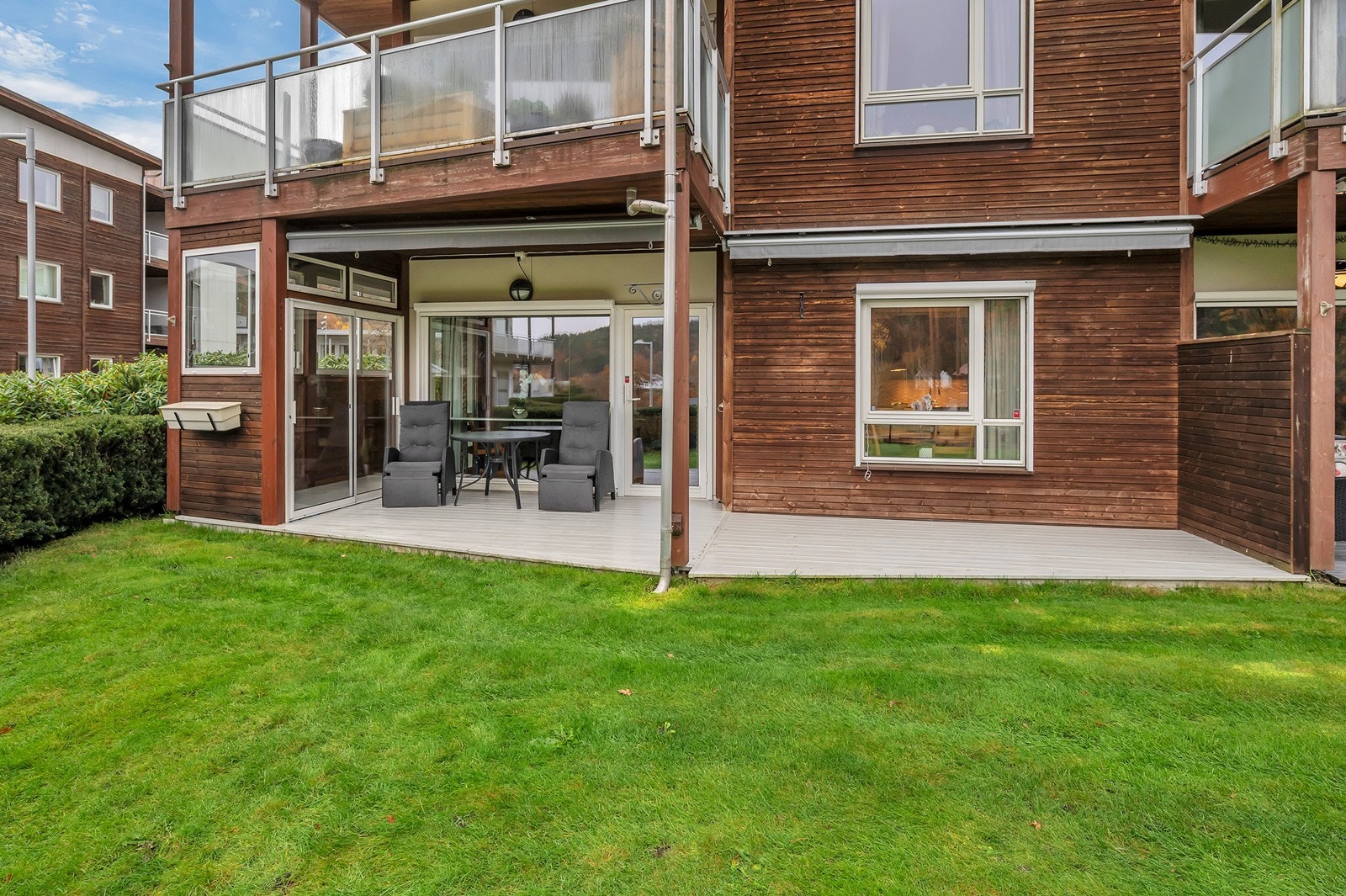 Leiligheten byr blant annet på en solrik uteplass med fritt utsyn. Galleribilde