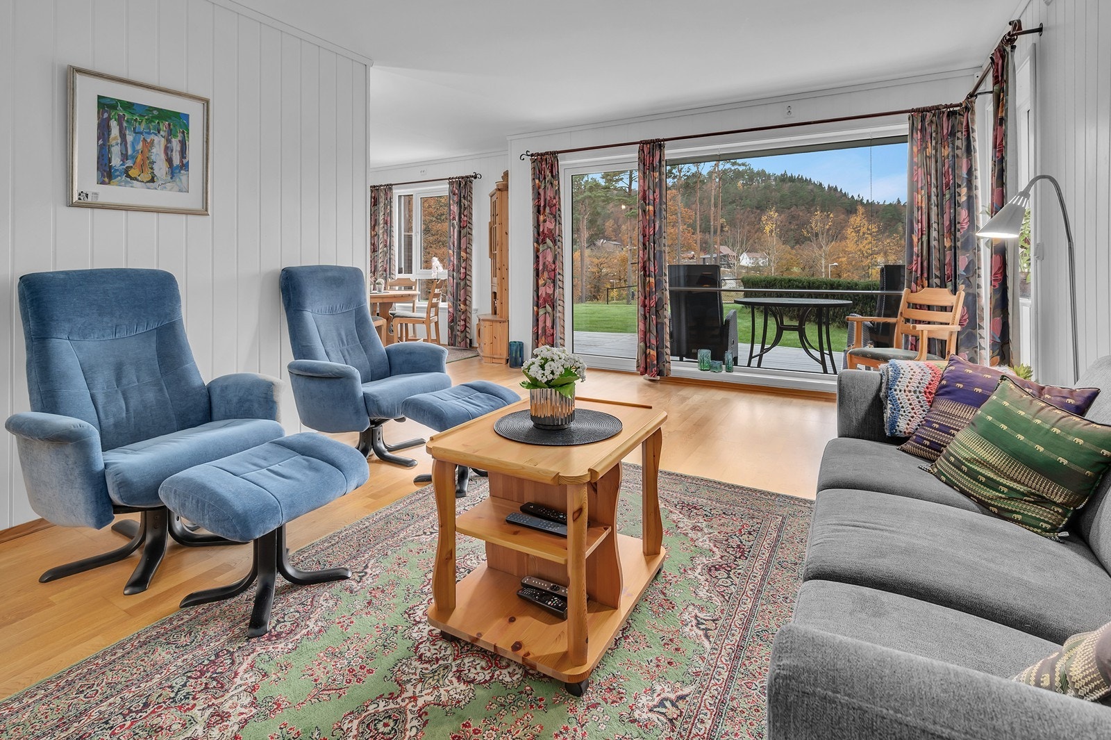 Meget store vindusflater som gir godt med naturlig lysinnslipp. Galleribilde