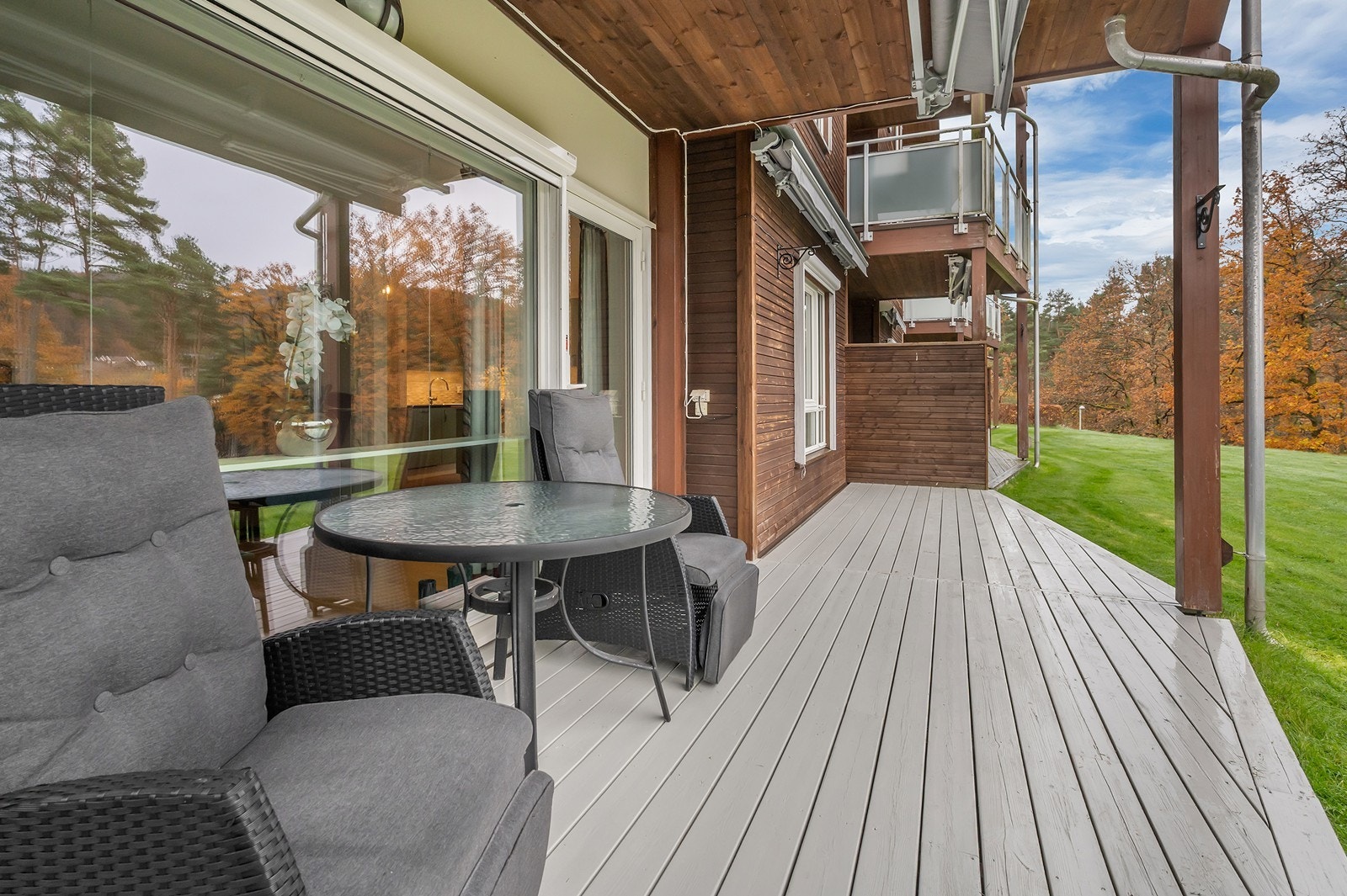 Det er montert elektriske markiser som kan trekkes inn og ut, i tillegg er det montert screens i stue- og kjøkkenvindu som gir et godt inneklima hele året.
. Galleribilde