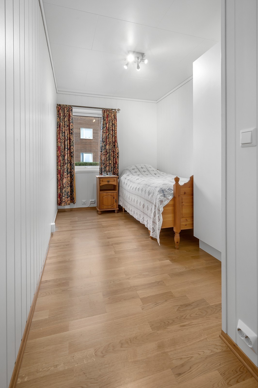 Garderobeskap medfølger. Galleribilde