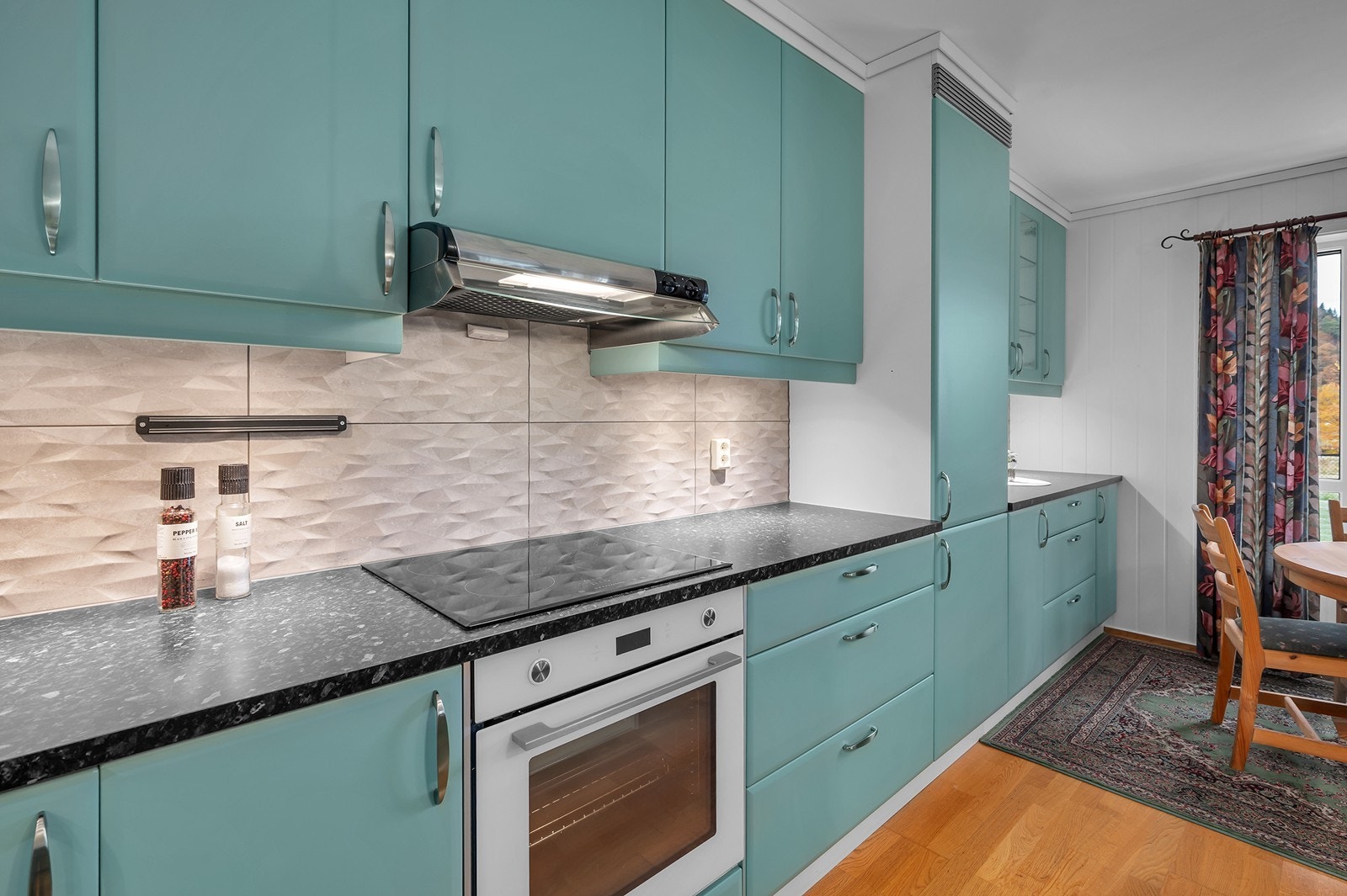 Kjøkkenventilator med avtrekk ut. Galleribilde